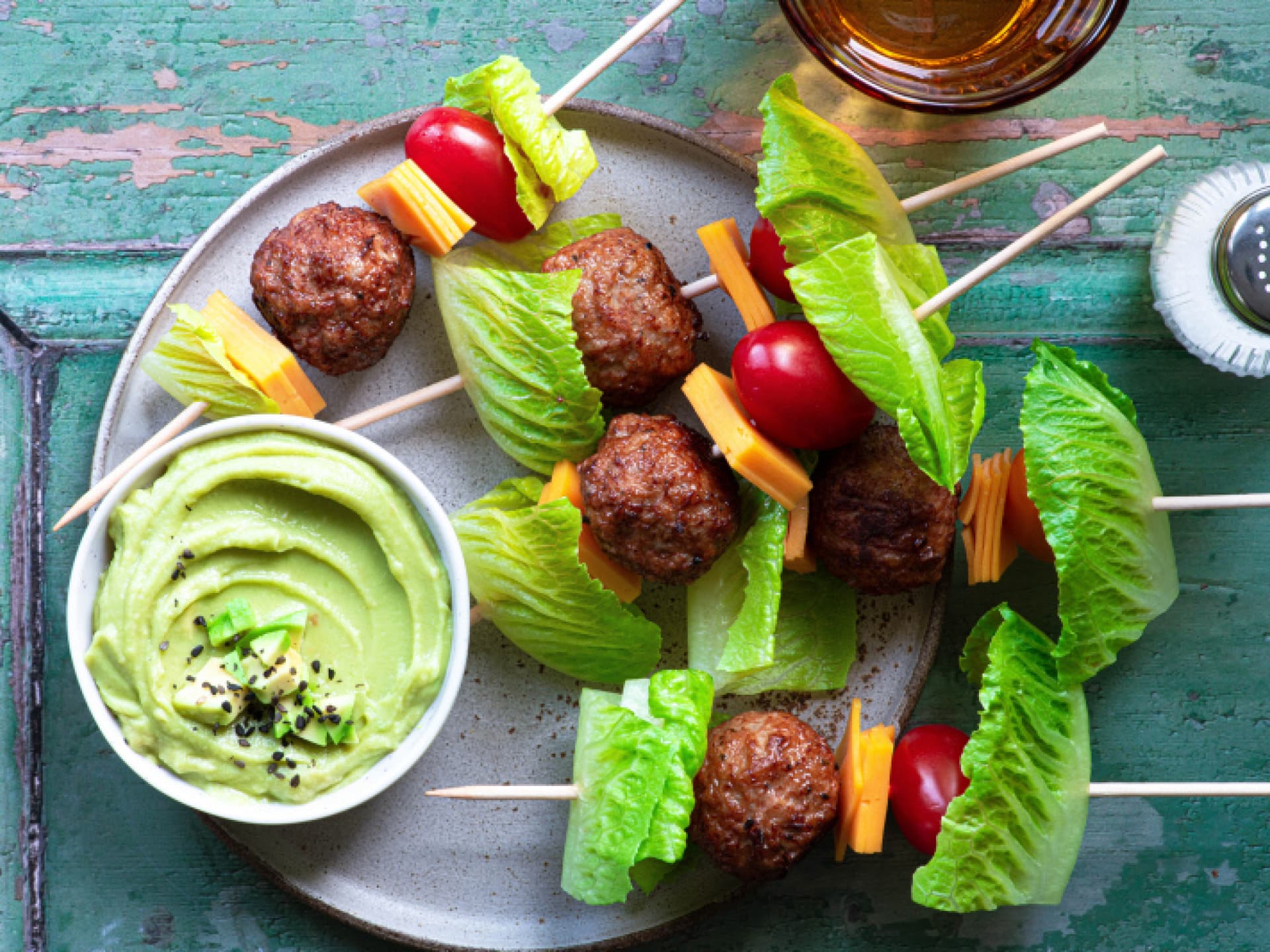 Schnelle Picknick-Idee für Burger-Spieße mit Avocado-Mayonnaise