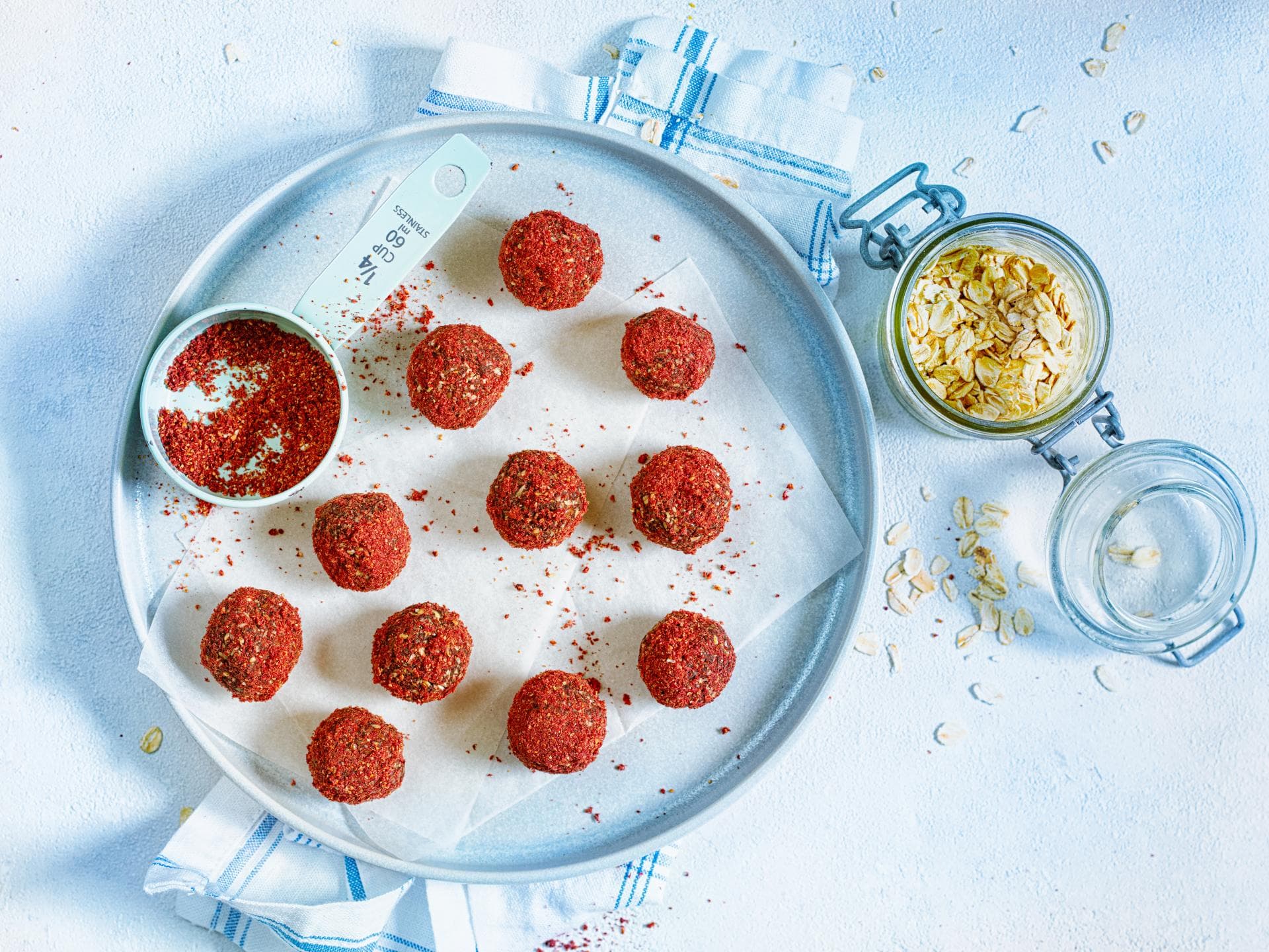 Schnelle Picknick-Idee für saftige Dattelbällchen mit Haferflocken