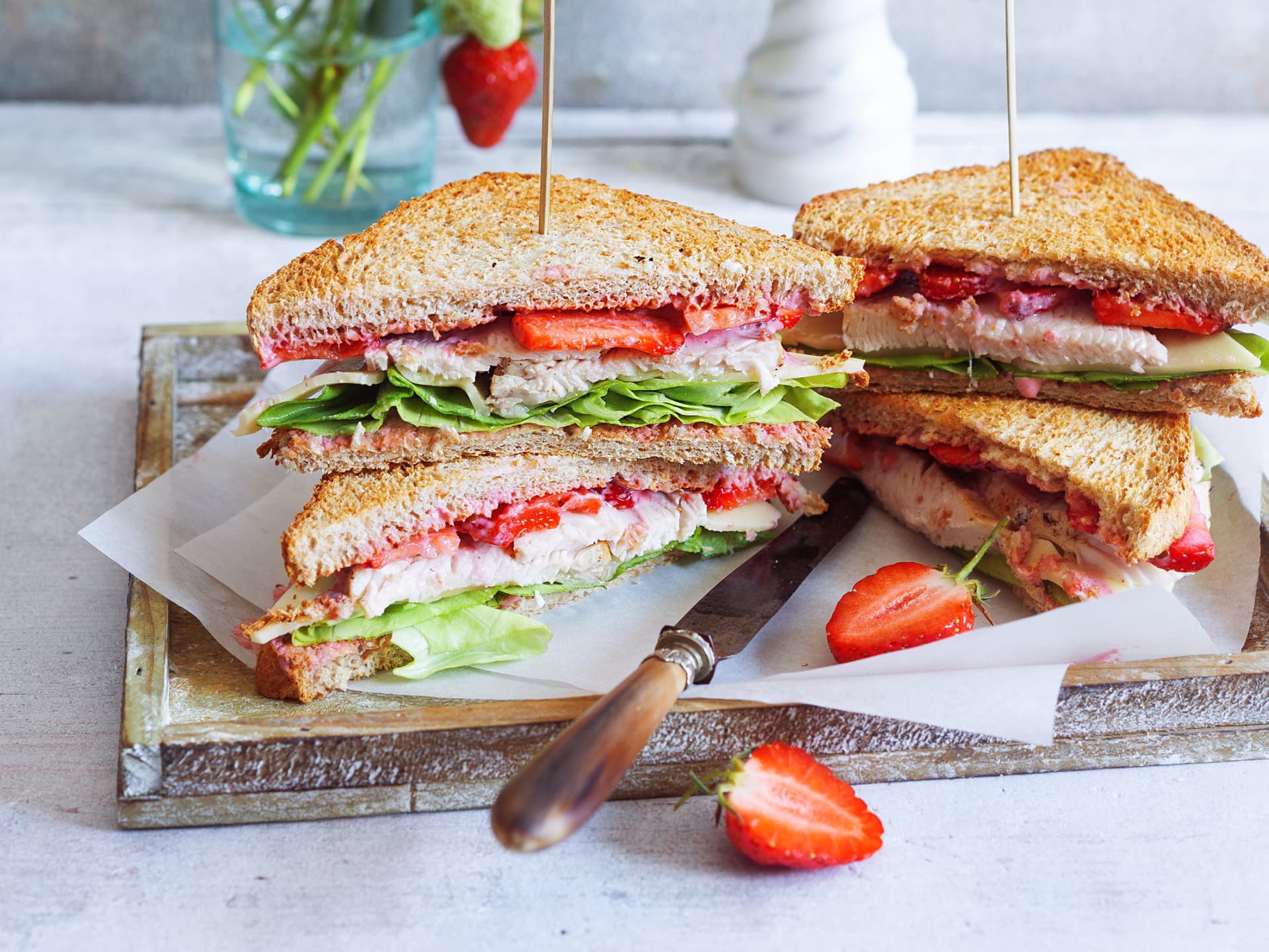 Schnelle Picknick-Idee für ein fruchtiges Erdbeer-Sandwich mit Putenfleisch