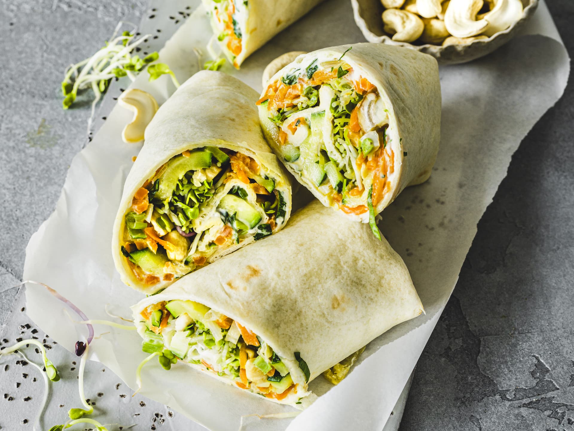 Schnelle Picknick-Idee für Gemüse-Wraps mit Kräutercreme