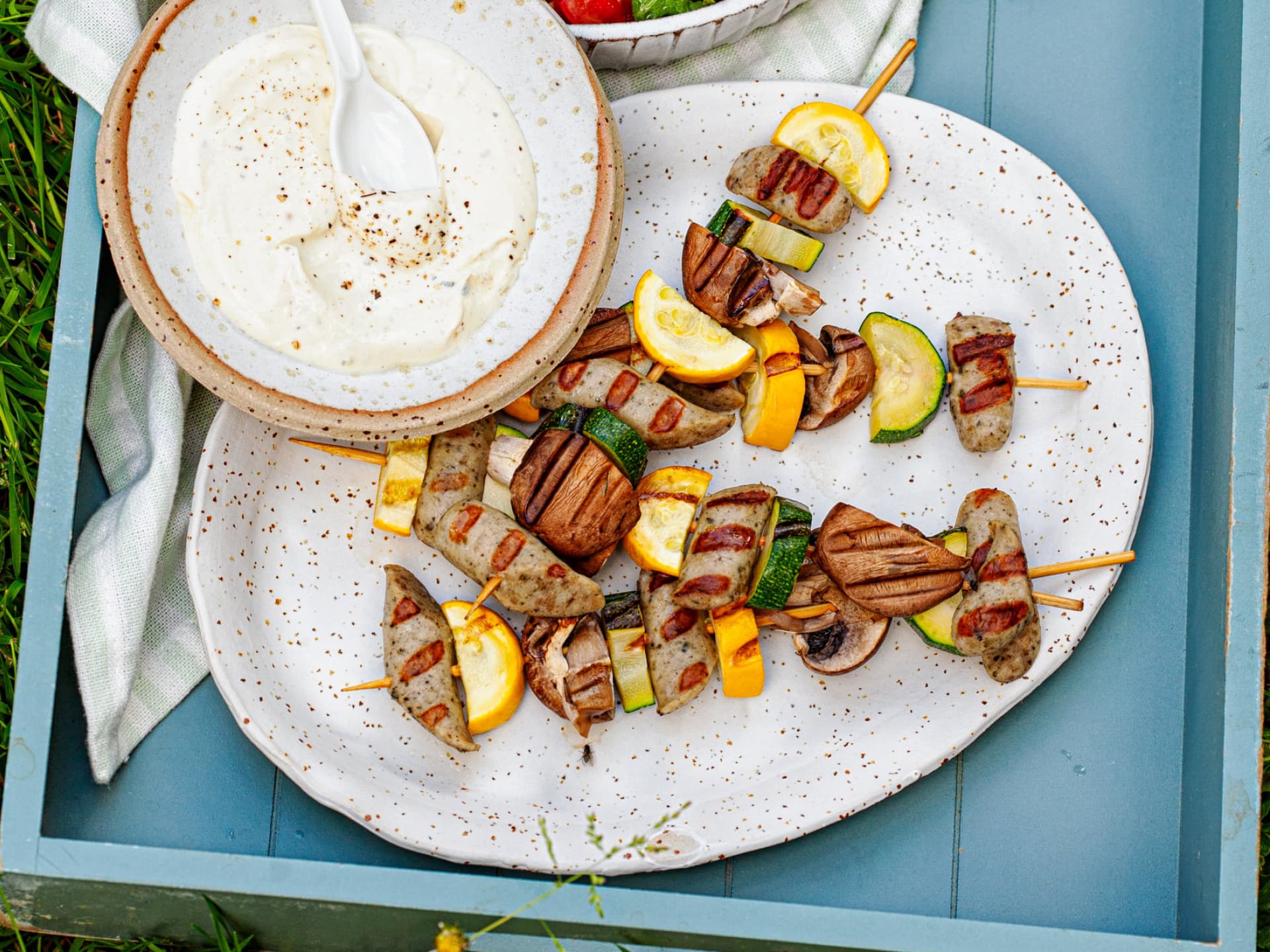 Schnelle Picknick-Idee für Bratwurst-Spieße mit Tomaten-Rucola-Salat