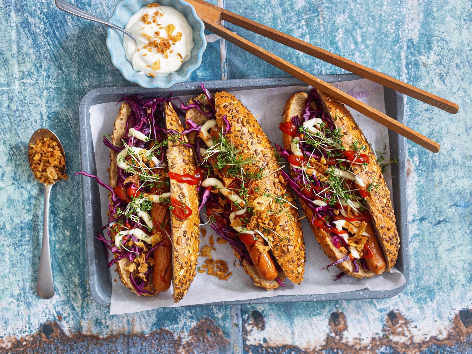Schnelle Picknick-Idee für vegane Hot Dogs mit Rotkohl