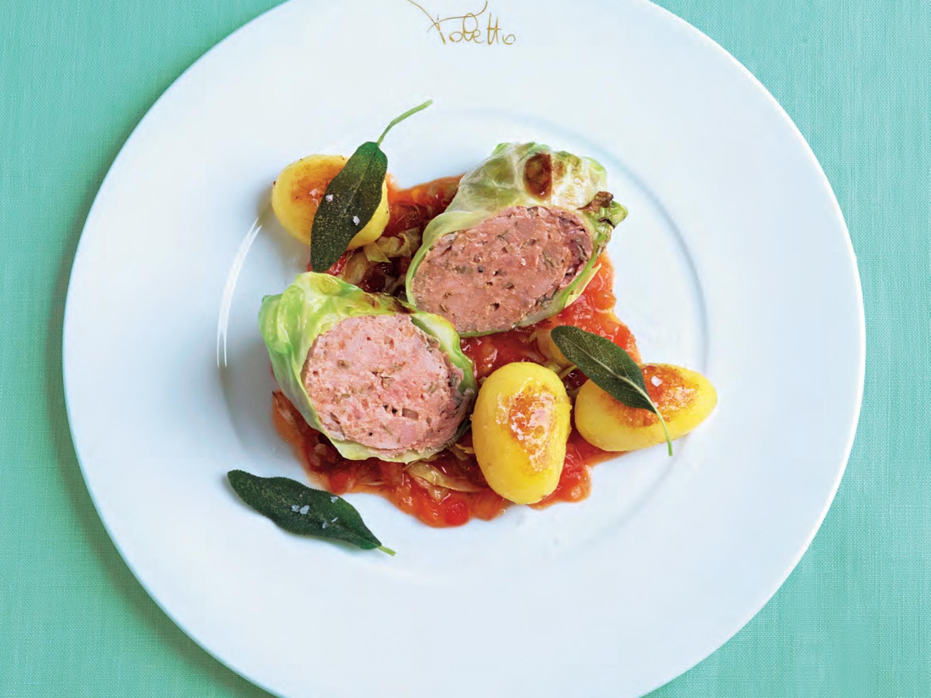 Spitzkohl-Wickel mit Salsiccia