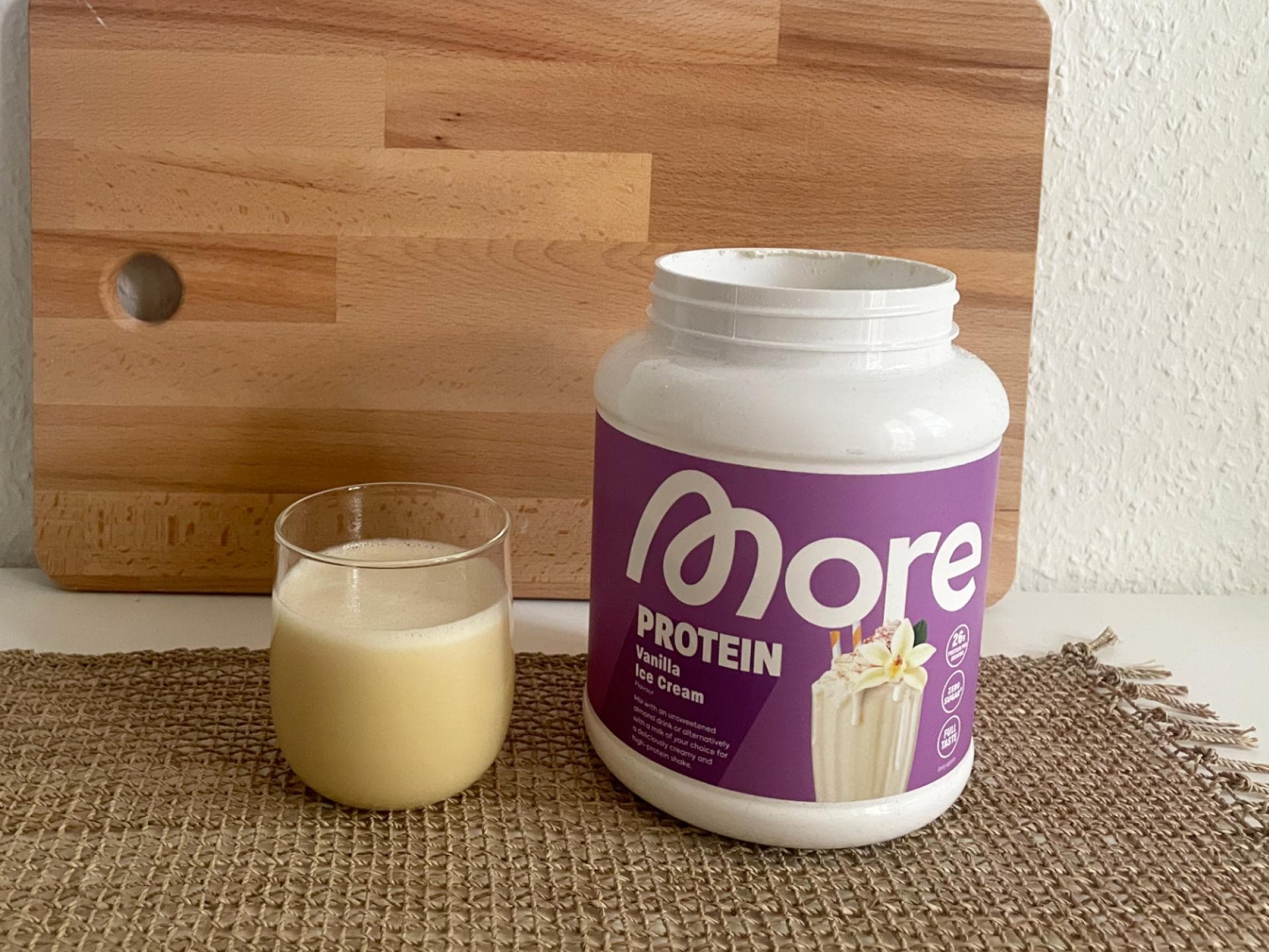 Das Total Protein von More Nutrition ist sehr süß. Total Protein von More Nutrition in der Dose und im Glas.
