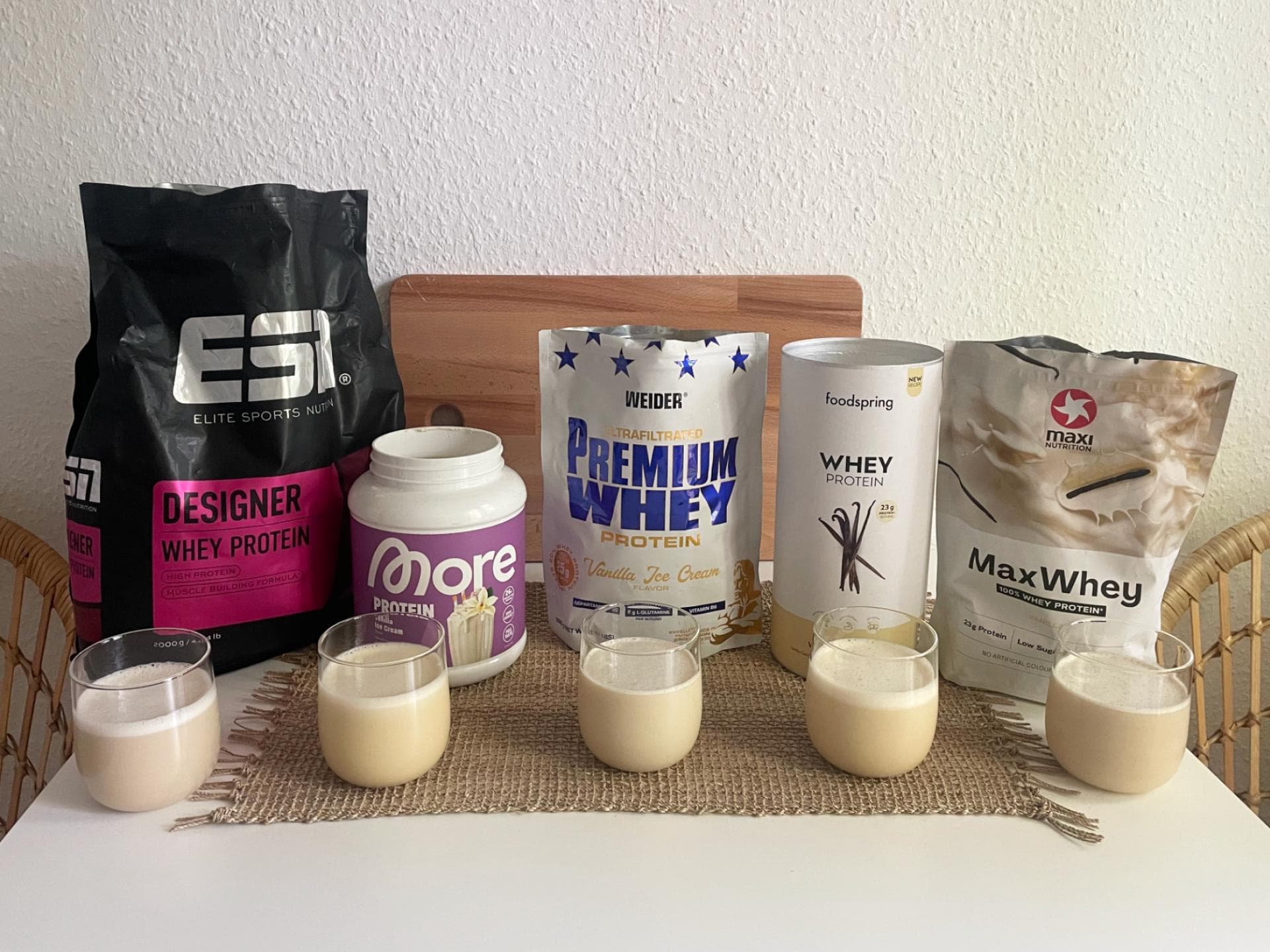 Welches Proteinpulver das beste ist, untersuche ich in diesem Test. Fünf verschiedene Proteinpulver in der Verpackung und im Glas.