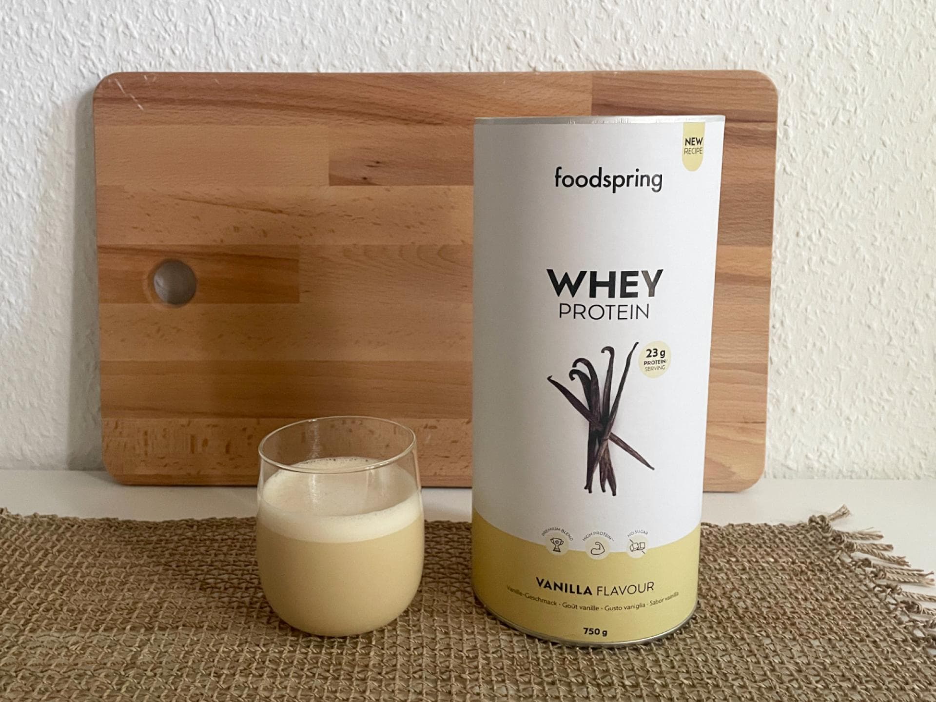Das Whey Protein von foodspring ist schön cremig und schaumig. Whey Protein von foodspring in der Dose und im Glas.