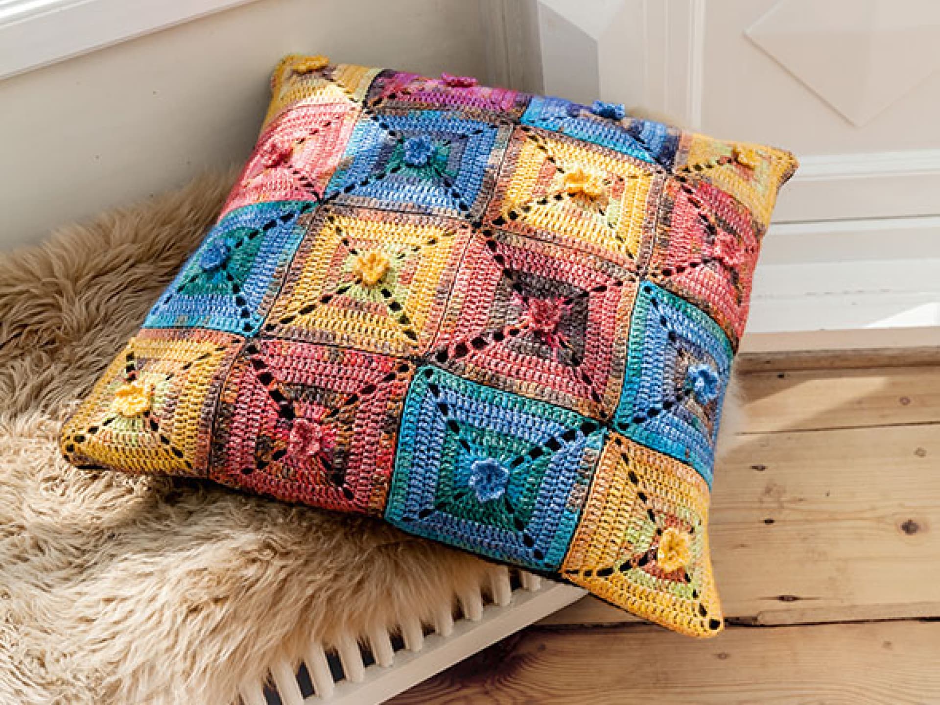 Selbst gehäkeltes Bodenkissen aus Granny Squares
