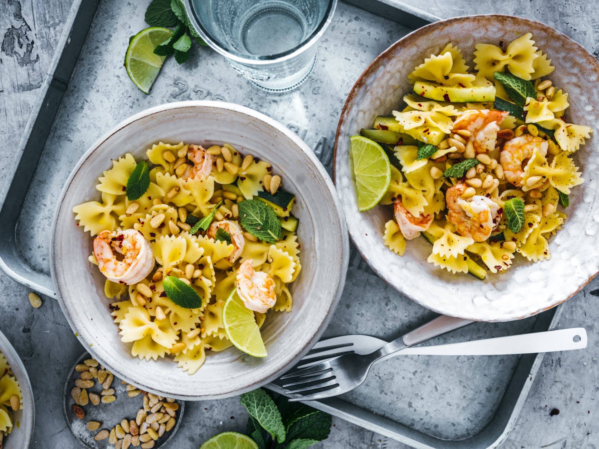 Garnelen-Pasta mit Zucchini und Pinienkernen