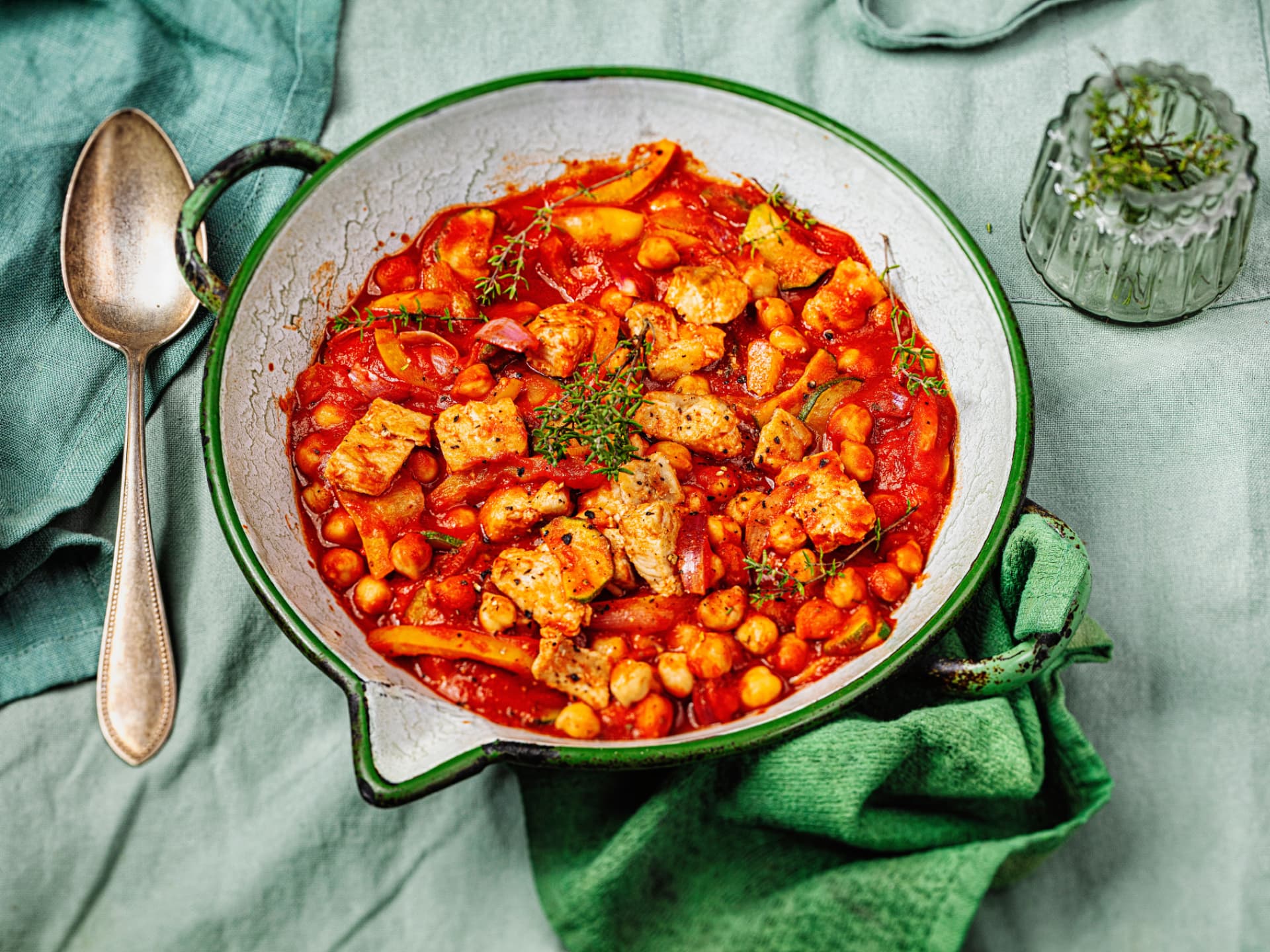 Schnelle Lachspfanne mit Zucchini und Kichererbsen
