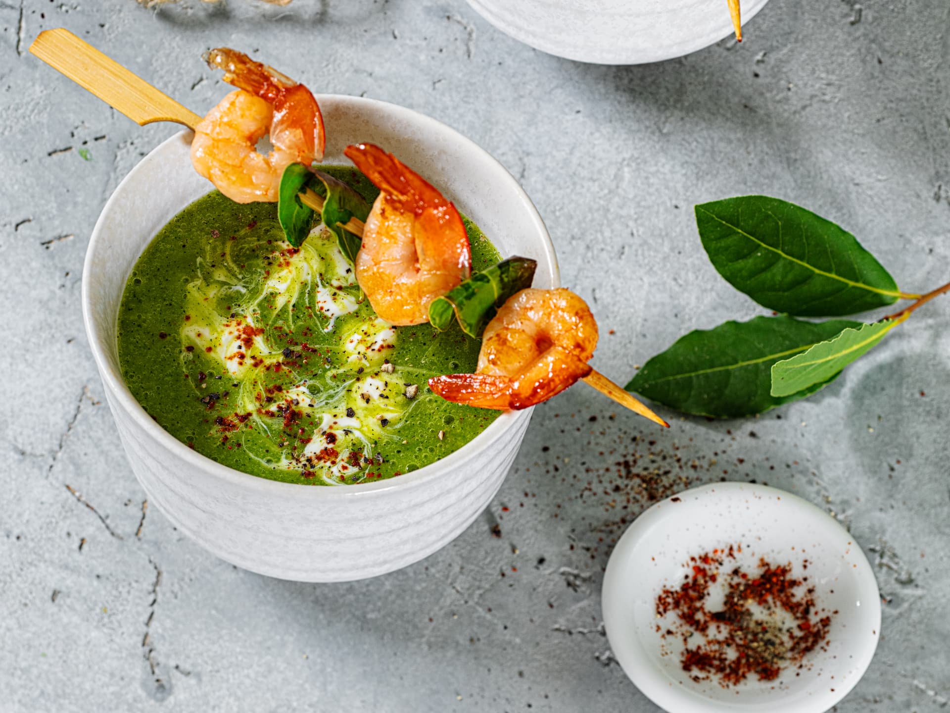 Schnelles Rezept für ein Zucchini-Chili-Süppchen mit Garnelen-Spießen