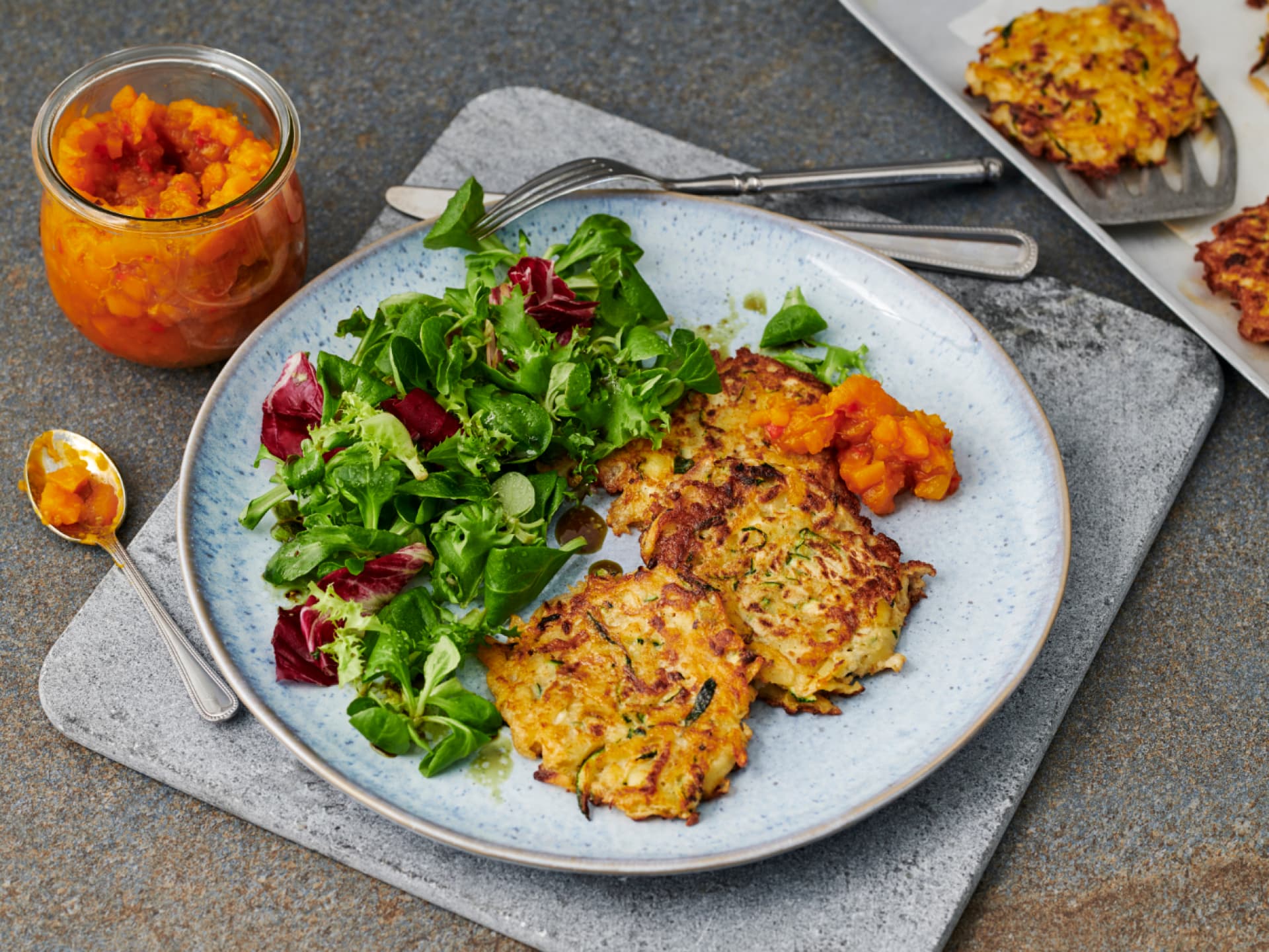 Schnelle Zucchini-Rösti mit Kürbischutney