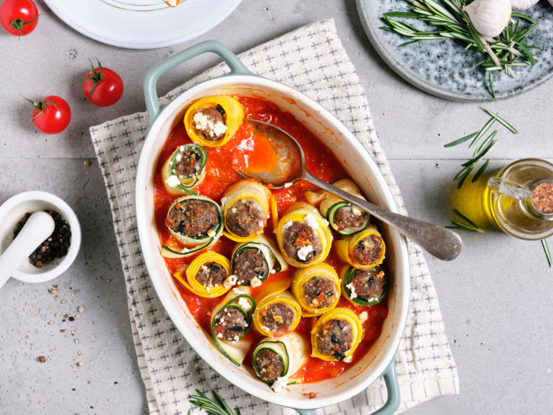 Schnelle Zucchiniröllchen mit Hackfleisch und Tomatensoße