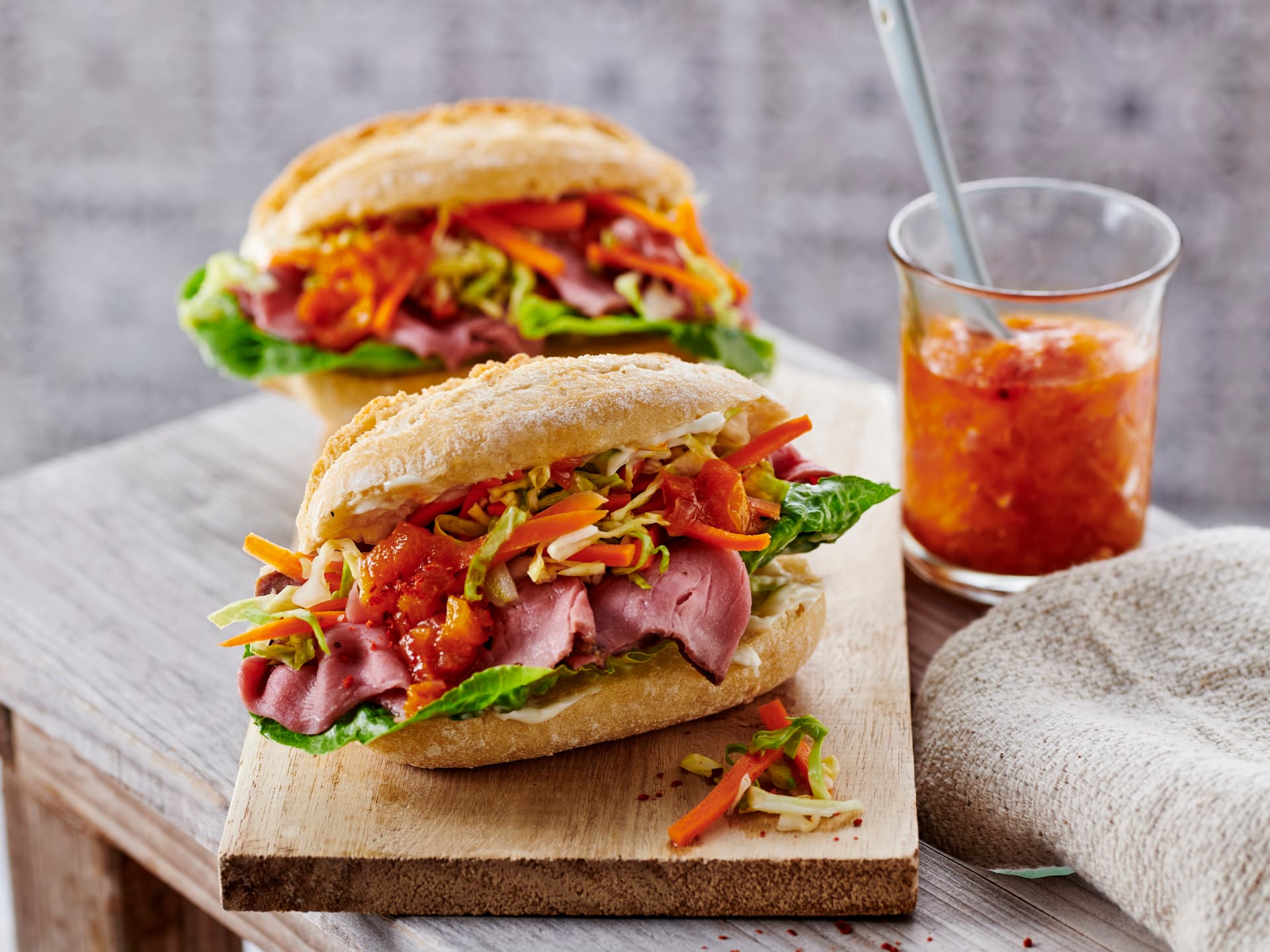Banh Mi mit Rindfleisch und Gemüse