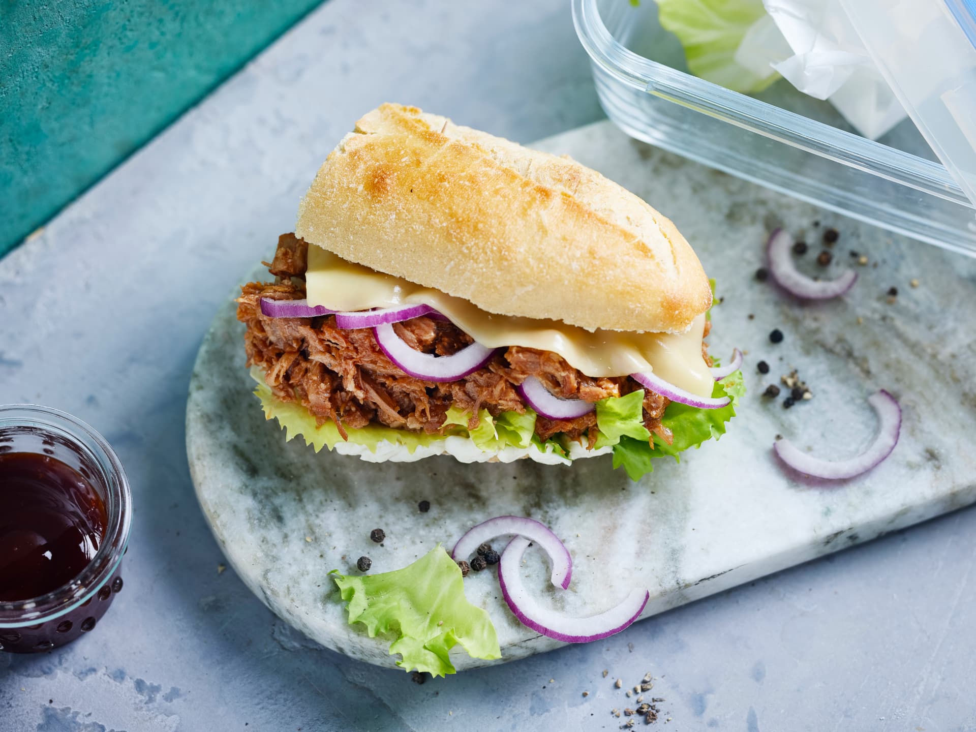Belegte Brötchen Idee für ein Pulled Pork Sandwich