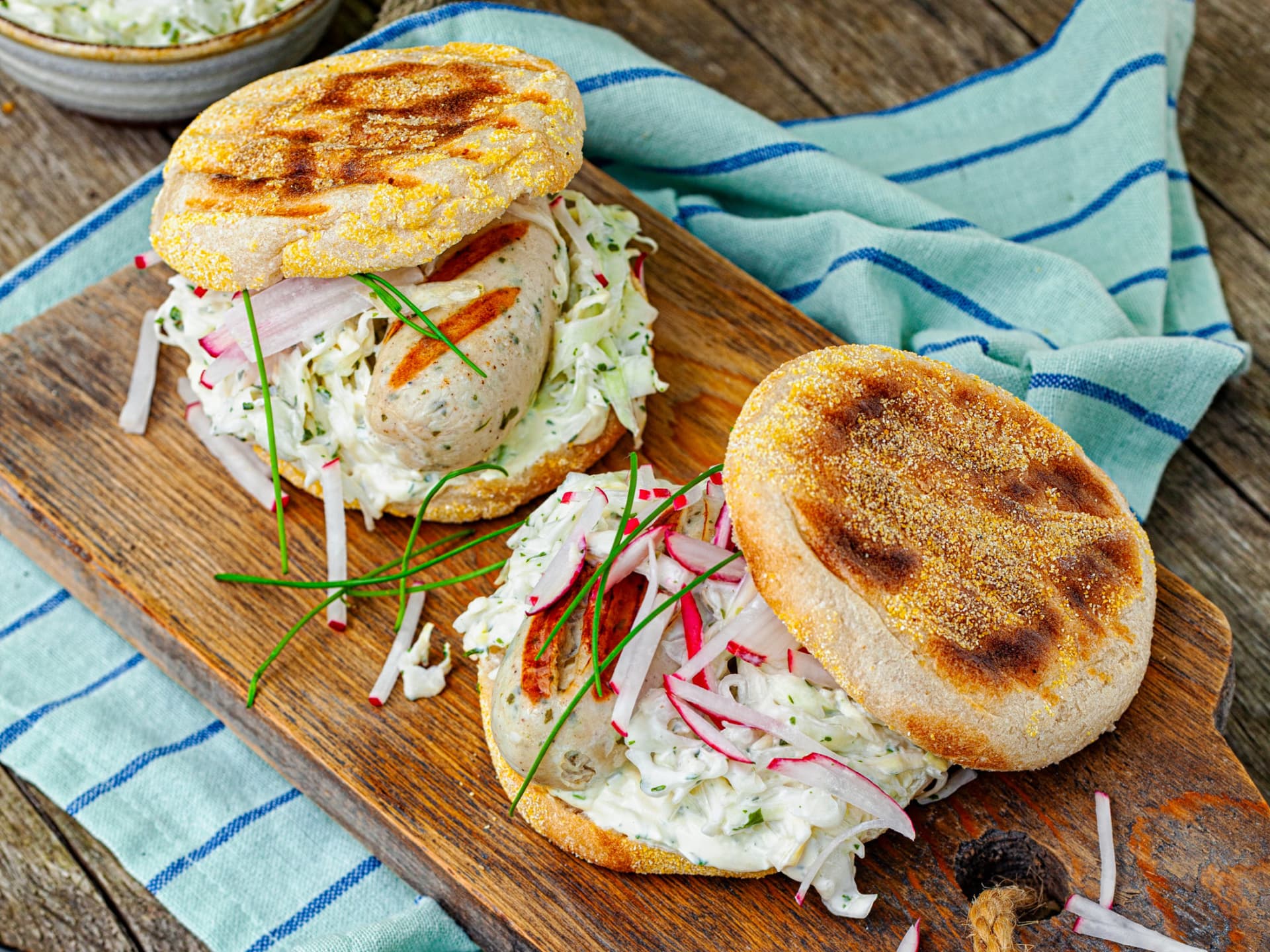 Belegte Brötchen Idee für Weißwurst-Brötchen mit Krautsalat
