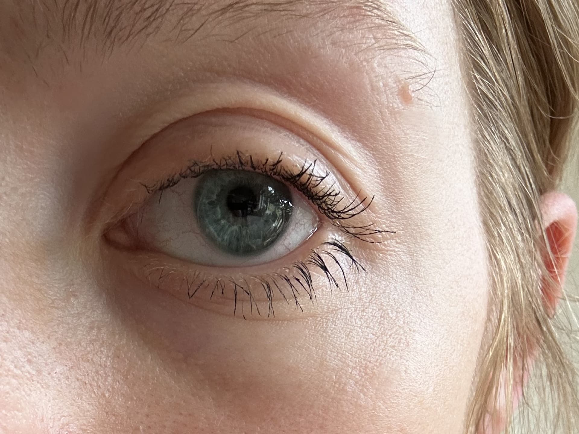 Die Wimpern nach zweimaligem Tuschen mit der Come Closer Mascara von Mádara
