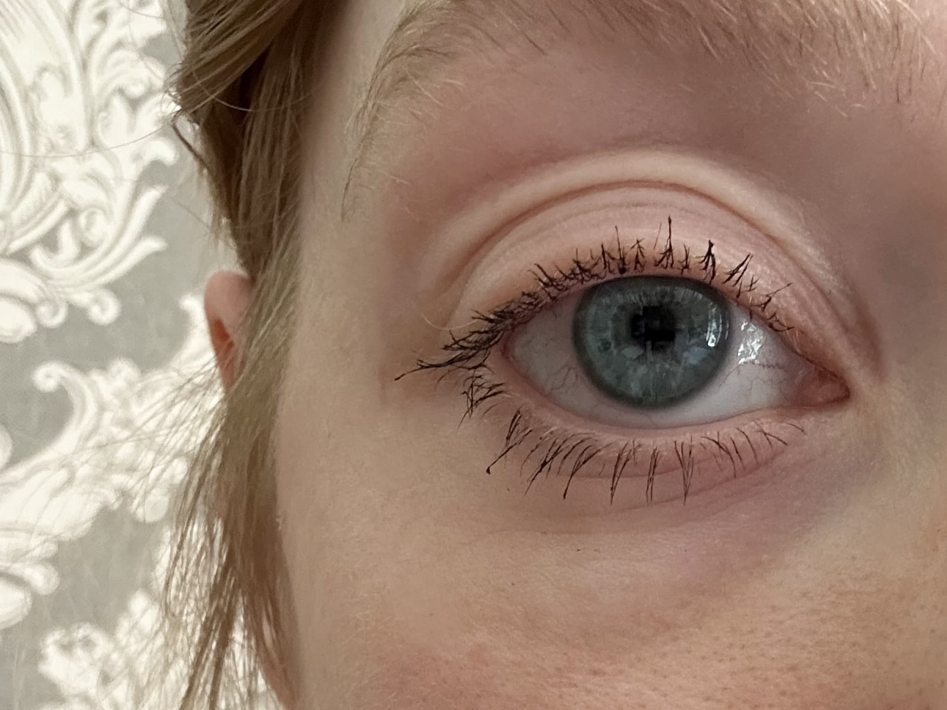 Die Wimpern nach einmaligem Tuschen mit der Fresh Cucumber Volume Mascara von Sante