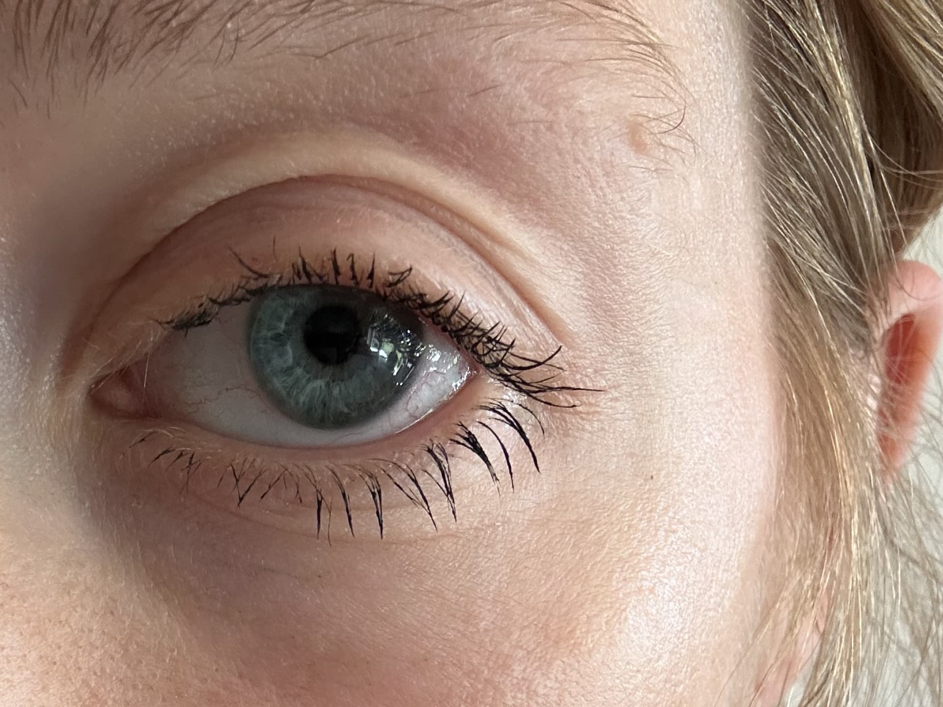 Die Wimpern nach zweimaligem Tuschen mit der High Lash Mascara von Lavera
