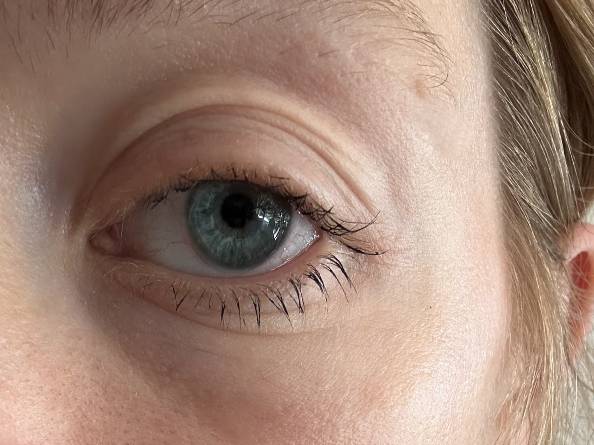 Die Wimpern nach einmaligem Tuschen mit der High Lash Mascara von Lavera