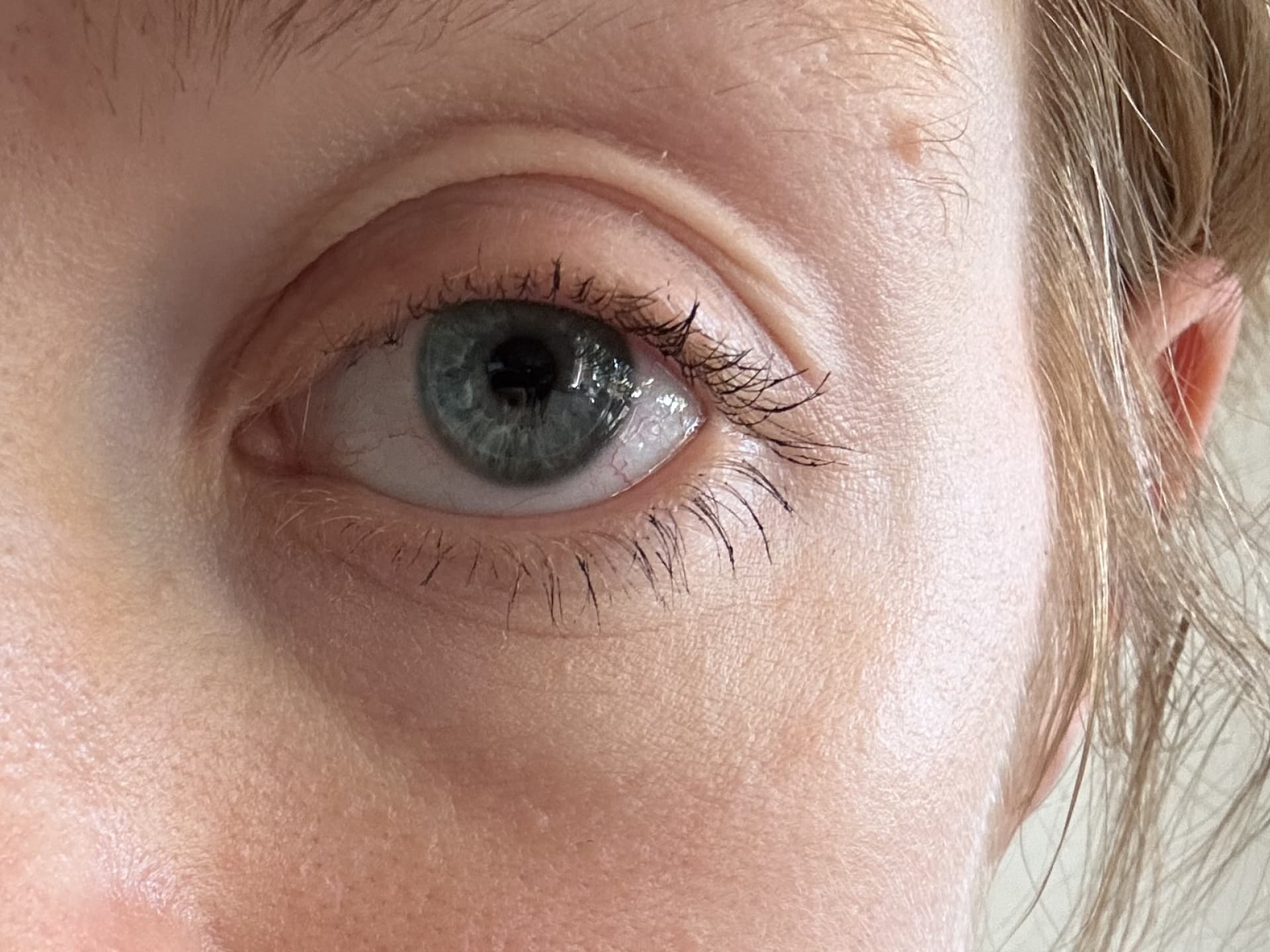 Einmal getuschte Wimpern mit der Long Lasting Volume Mascara von Annemarie Börlind 