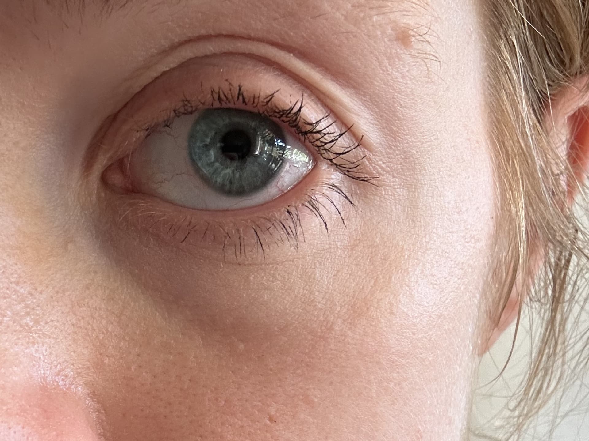 Die Wimpern nach zweimaligem Tuschen mit der Naturkosmetik-Mascara Long Lasting Volume Mascara von Annemarie Börlind