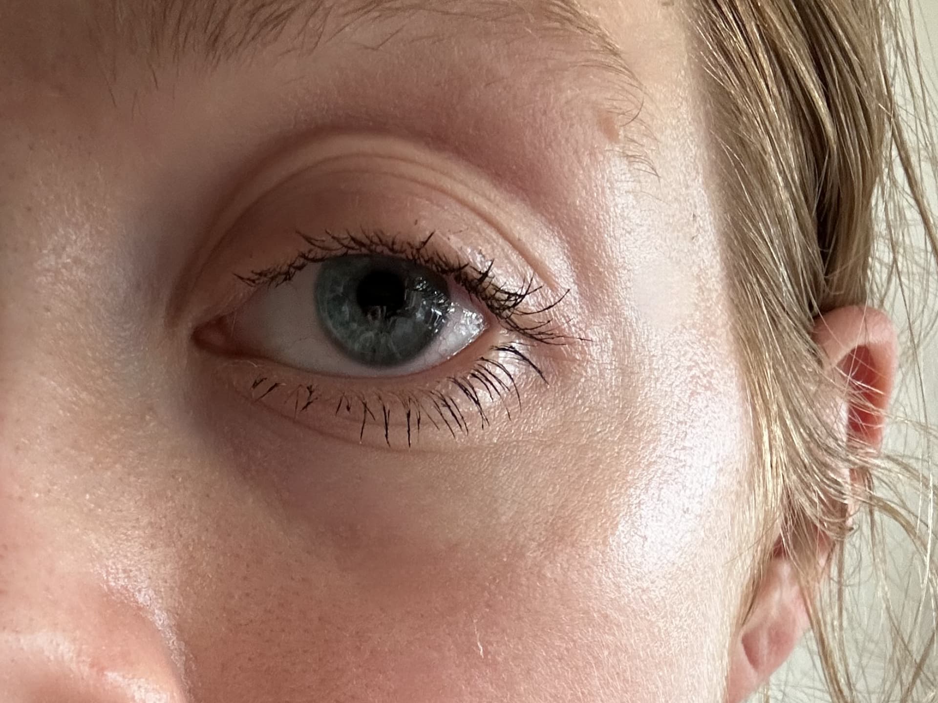 Die Wimpern nach zweimaligem Tuschen mit der Wint Mascara von UND GRETEL