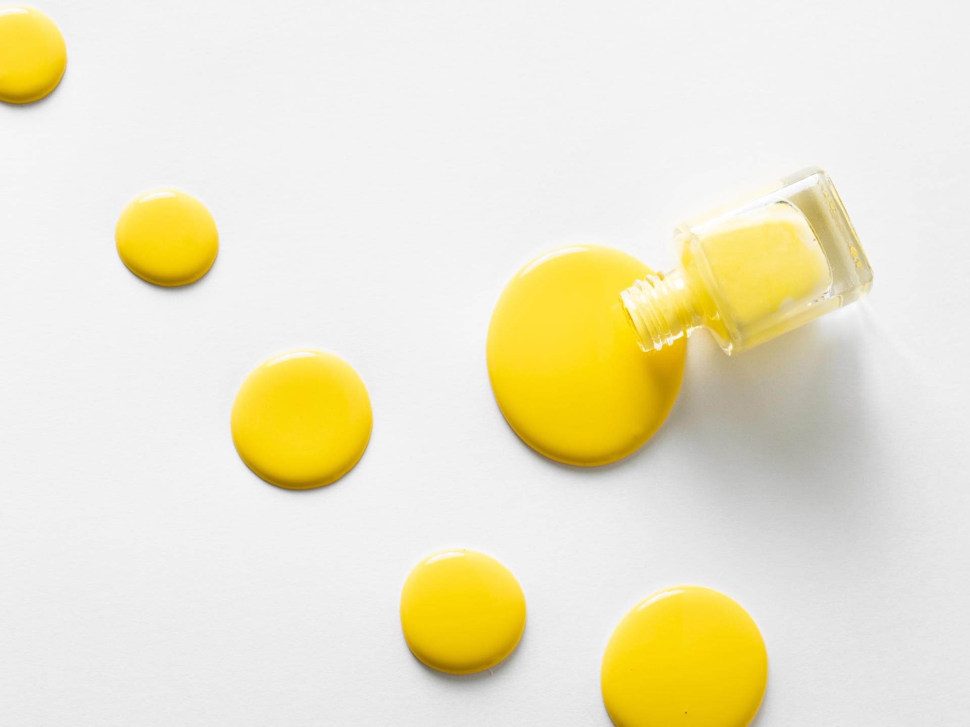 Zartgelbe Butter Nails sind der Nageltrend im Sommer. Gelber Nagellack