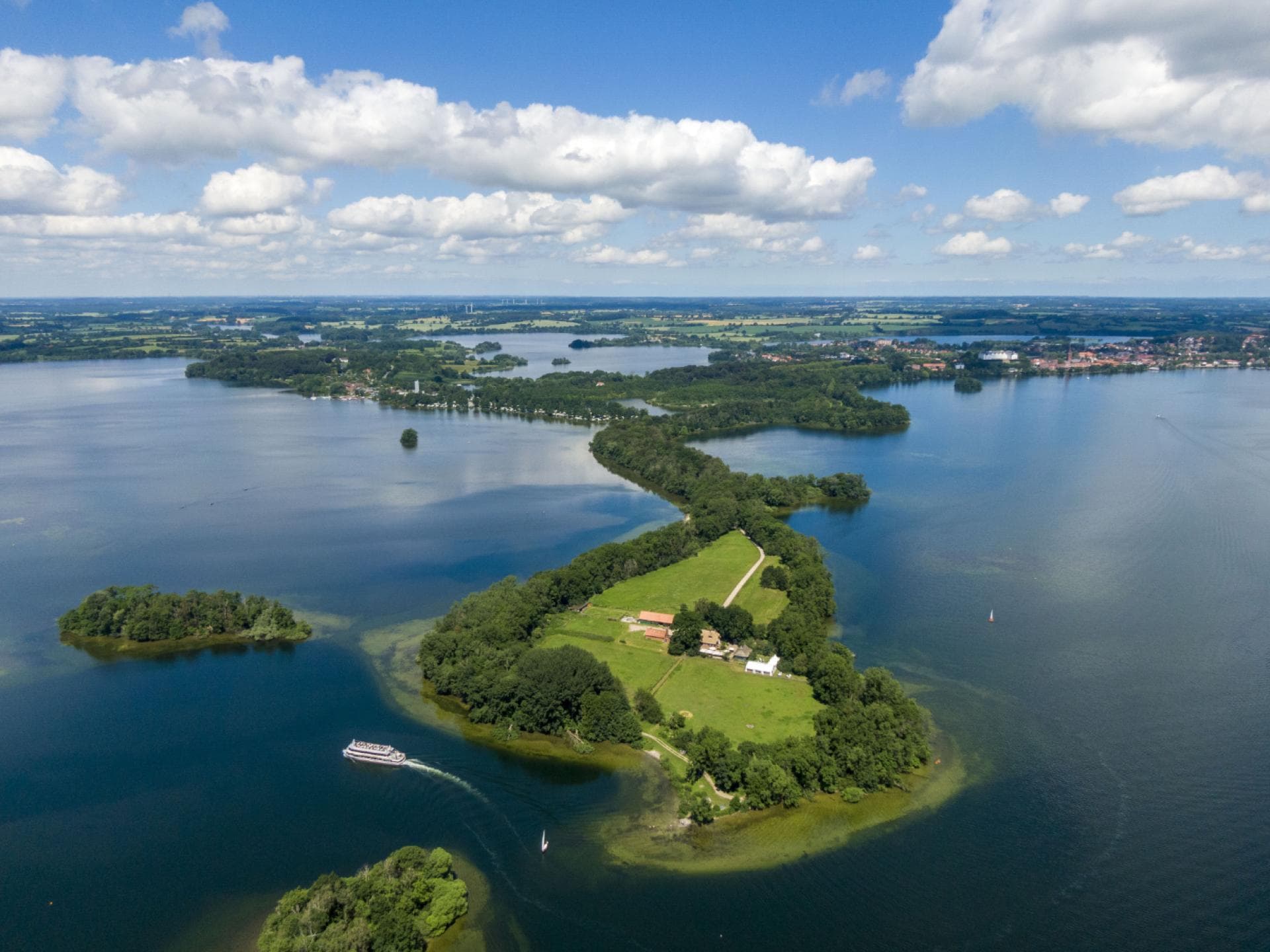 Camping am See in Deutschland auf der Prinzeninsel im Plöner See