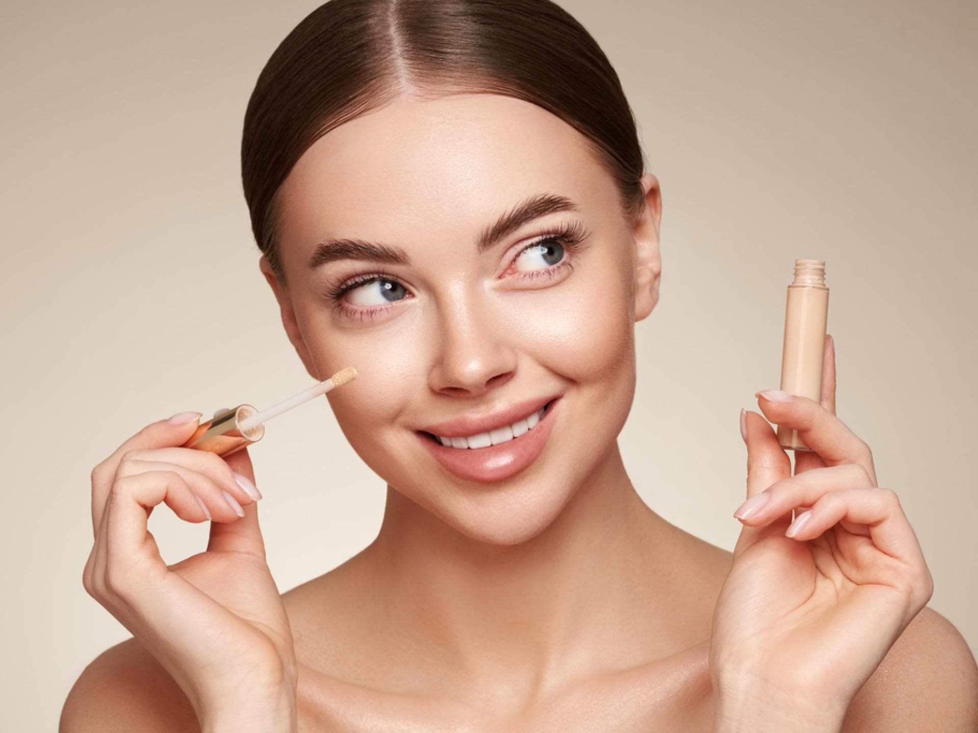 Concealer für trockene Haut Frau trägt Concealer auf