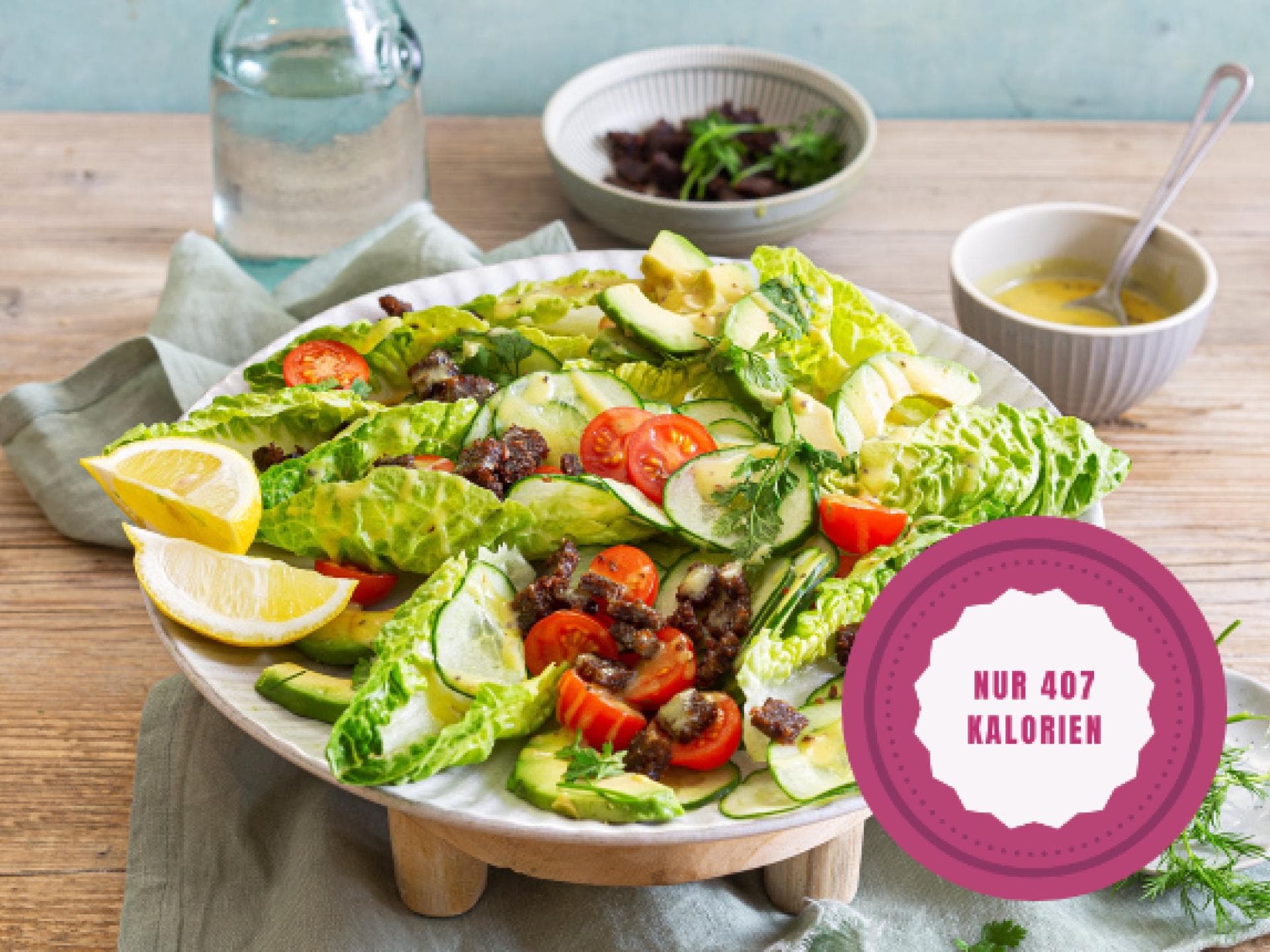 Caesar Salad auf einem großen Teller