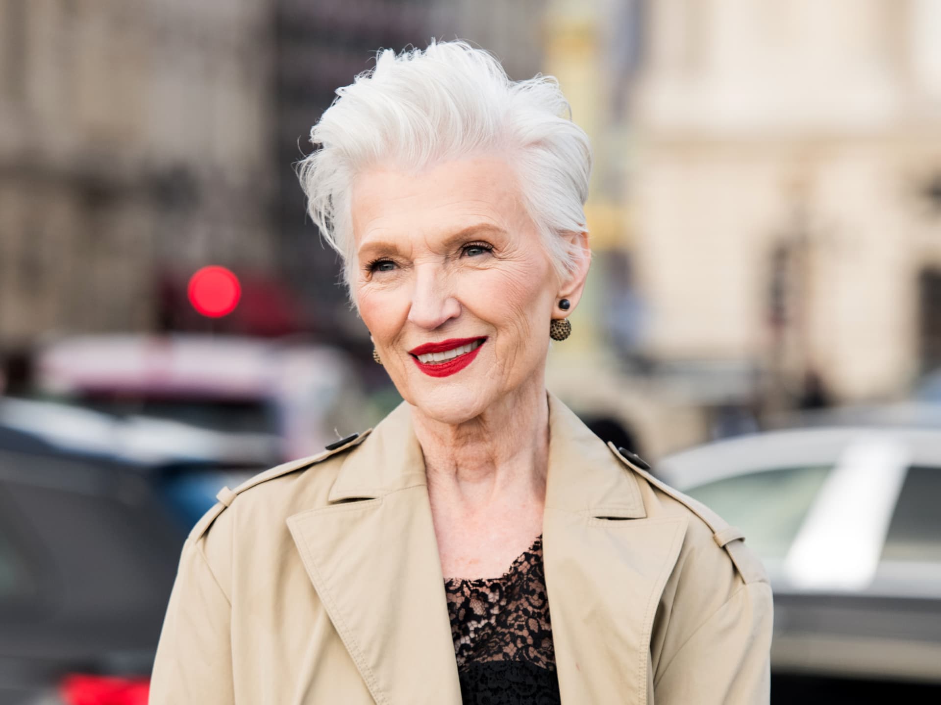 Frisuren ab 50 - Maye Musk mit Kurzhaar-Föhnfrisur