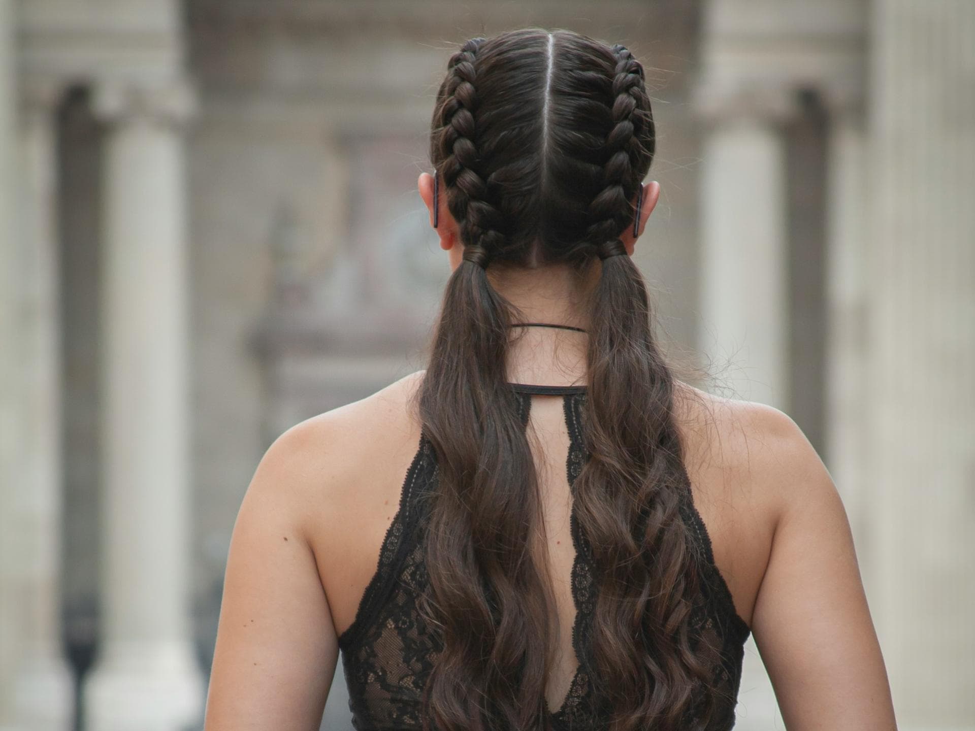 Frau von hinten mit Braids