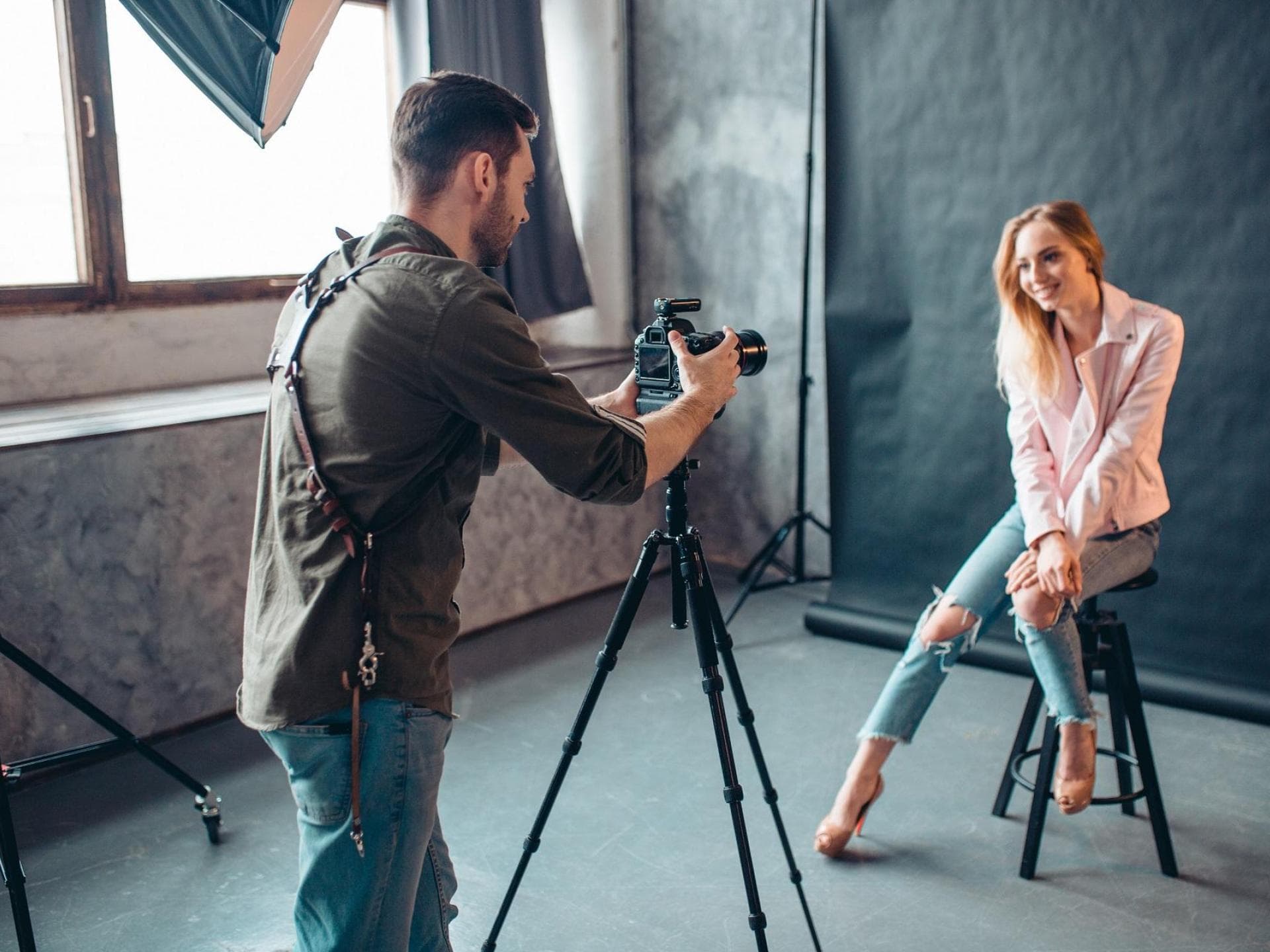 Frau beim Fotografen Frau beim Fotografen