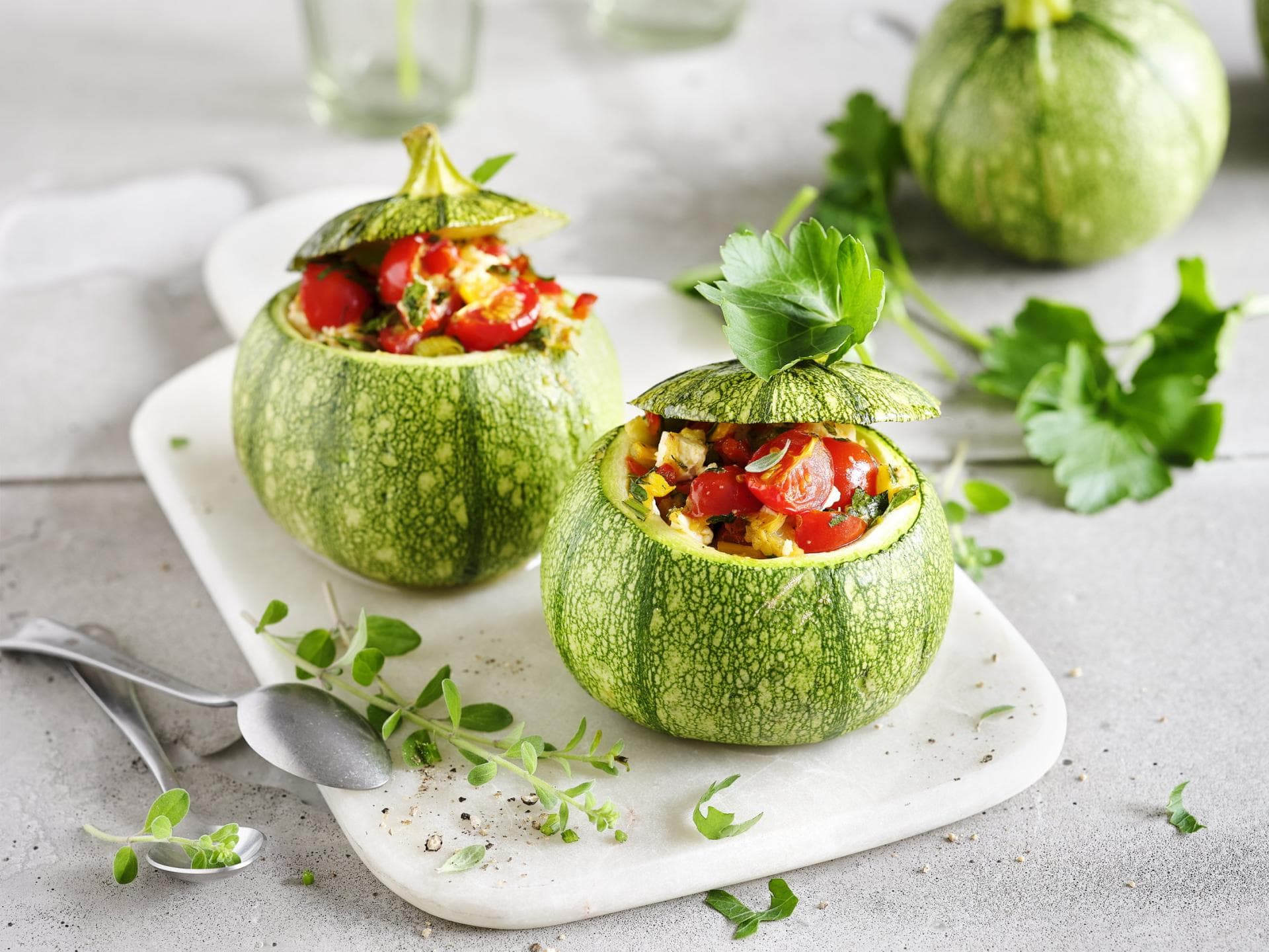 Gefüllte runde Zucchini mit Feta und Tomaten