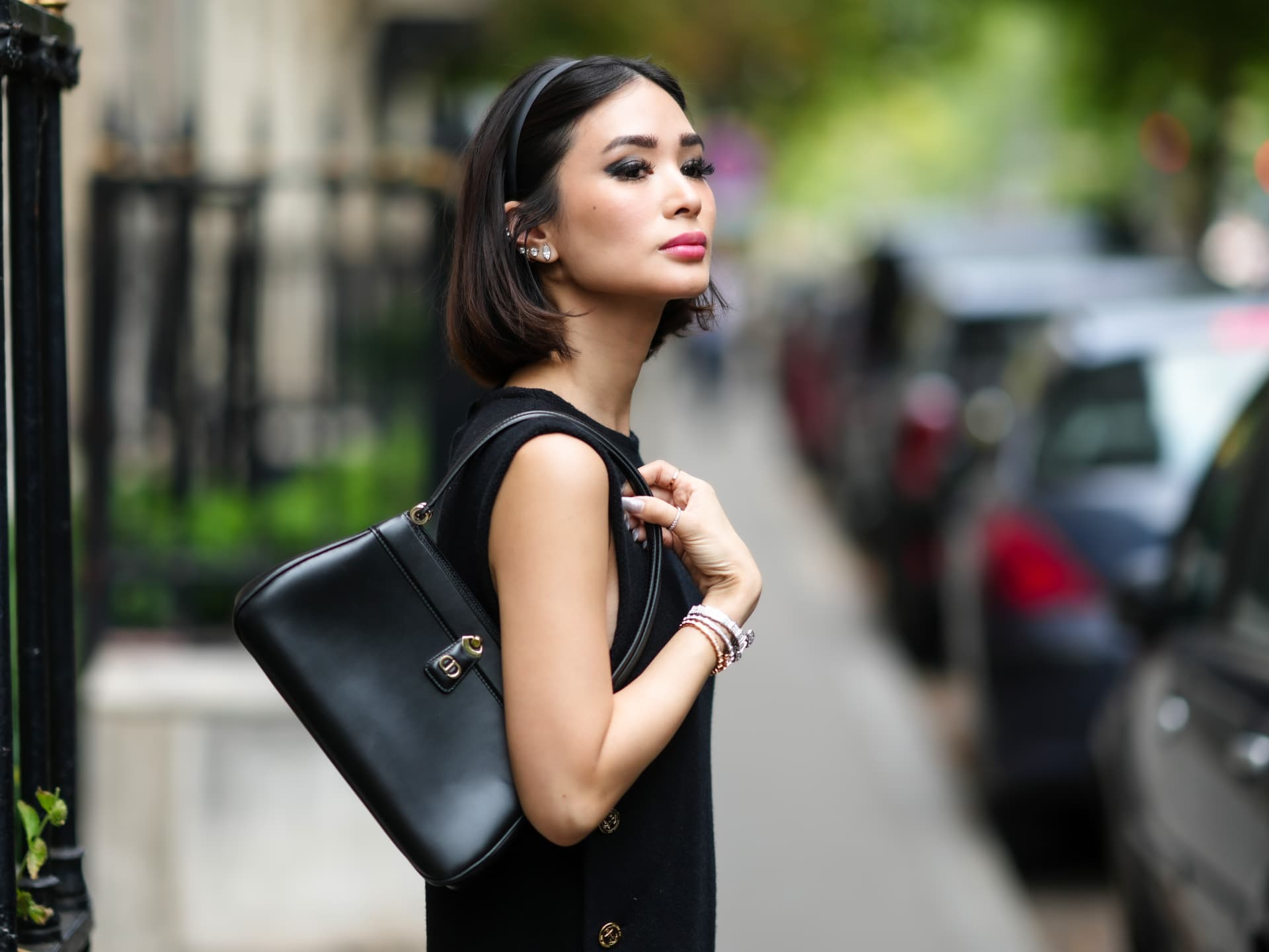 Heart Evangelista mit Haarreif-Frisur mit Bob