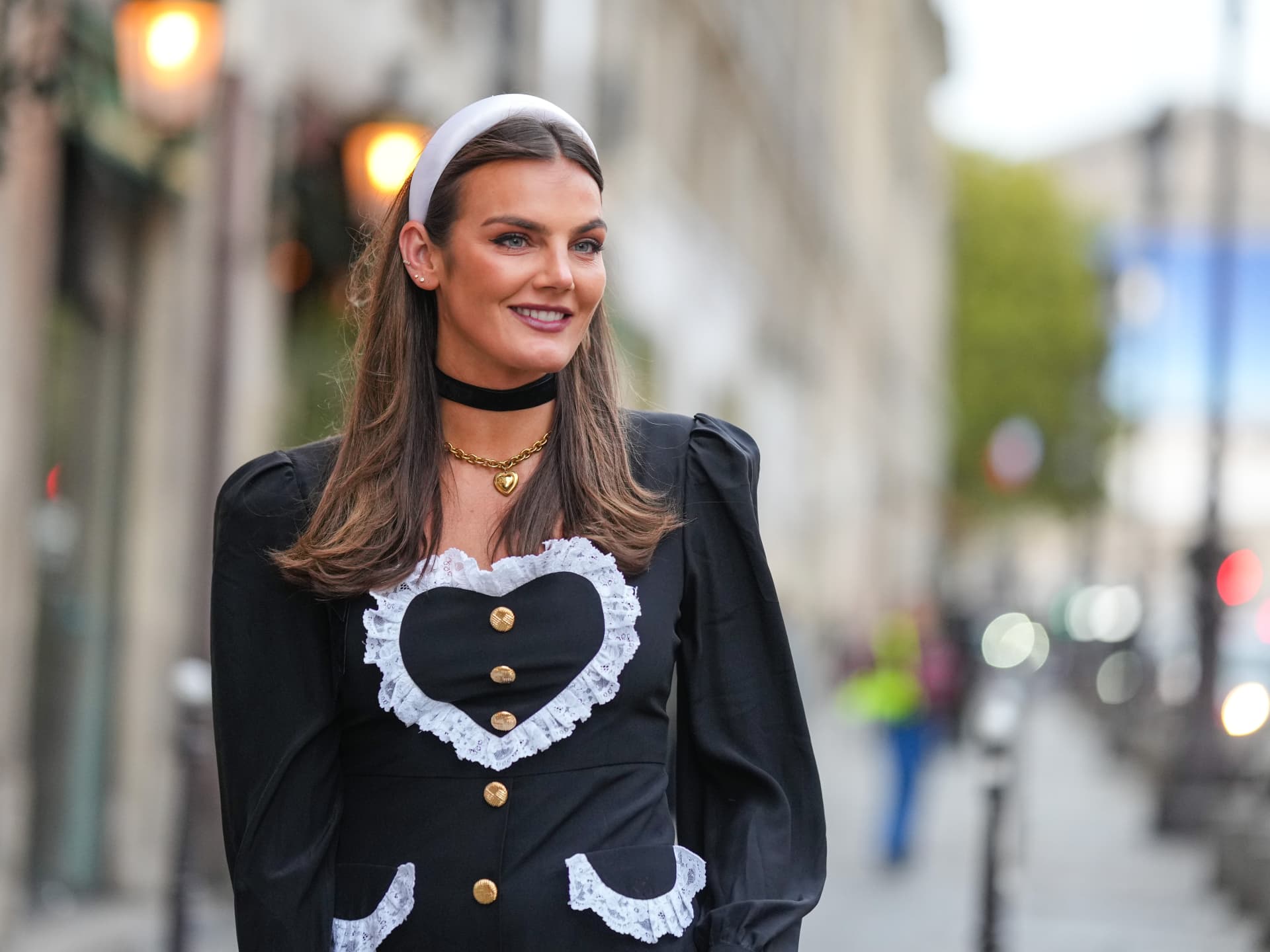 Fashion-Week-Besucherin mit Haarreif-Frisur fürs Dirndl