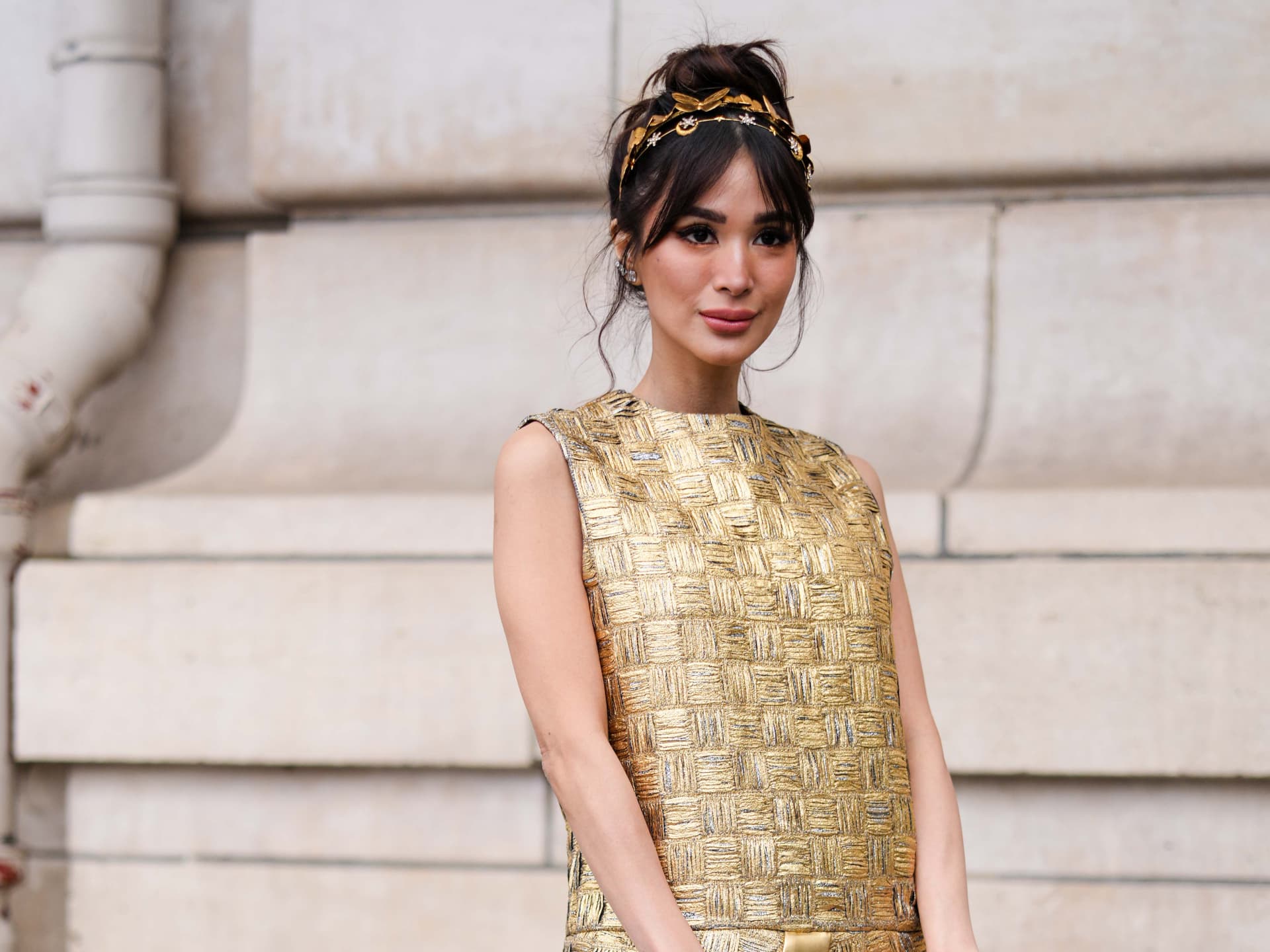 Heart Evangelista mit Haarreif-Frisur mit Dutt