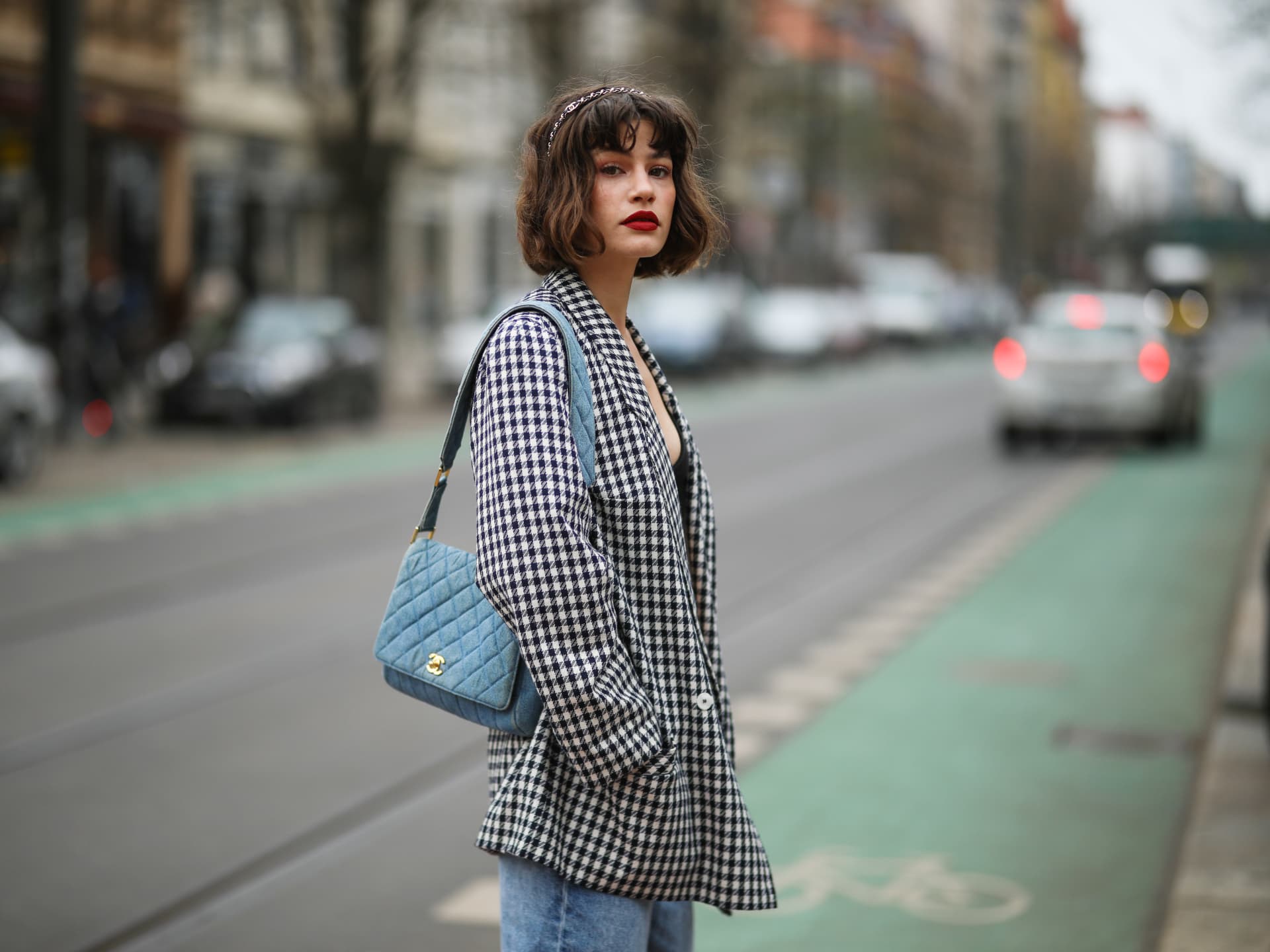 Lea Naumann mit Haarreif-Frisur mit Locken