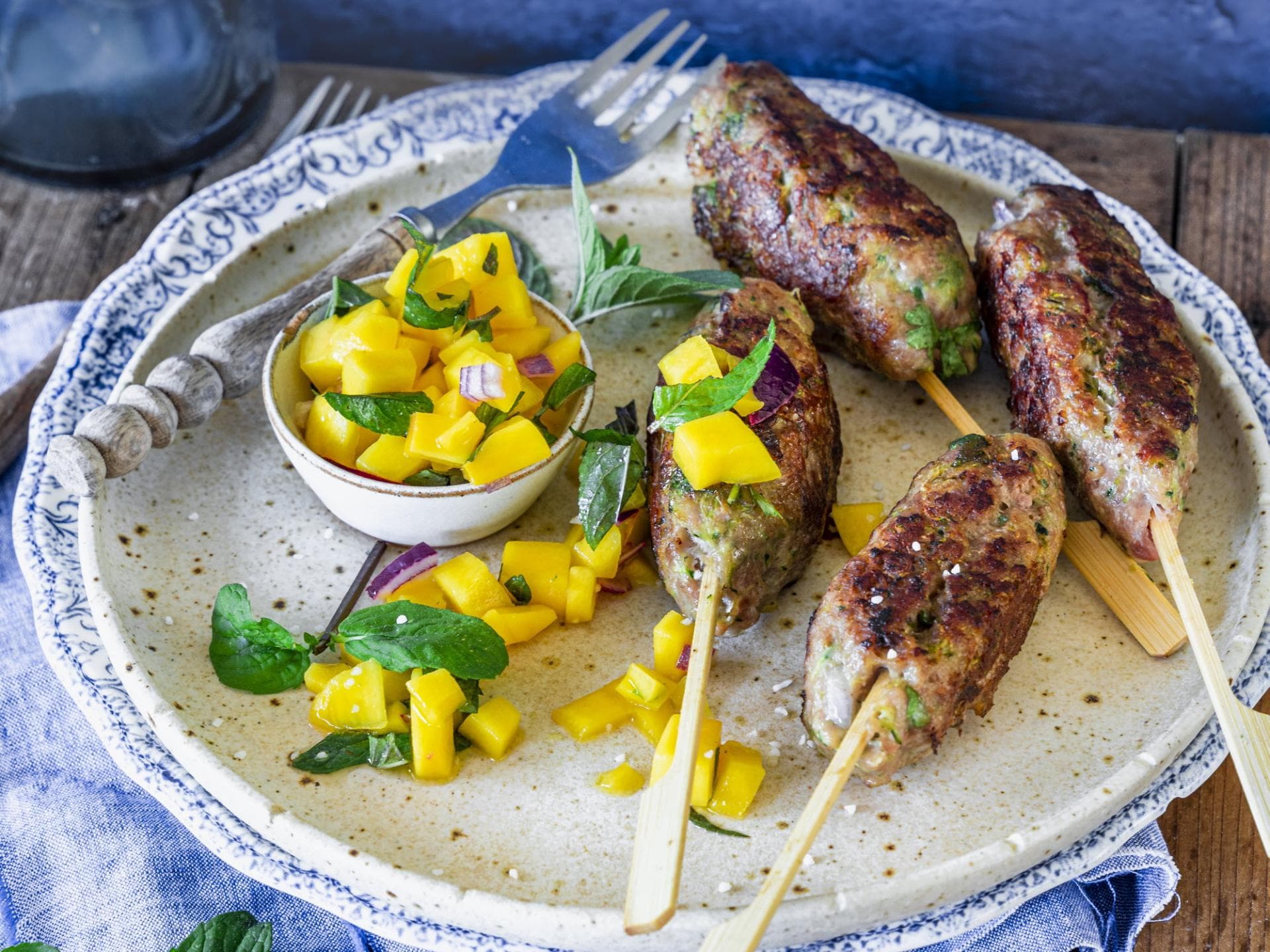 Hähnchen-Köfte mit Mangosalsa 