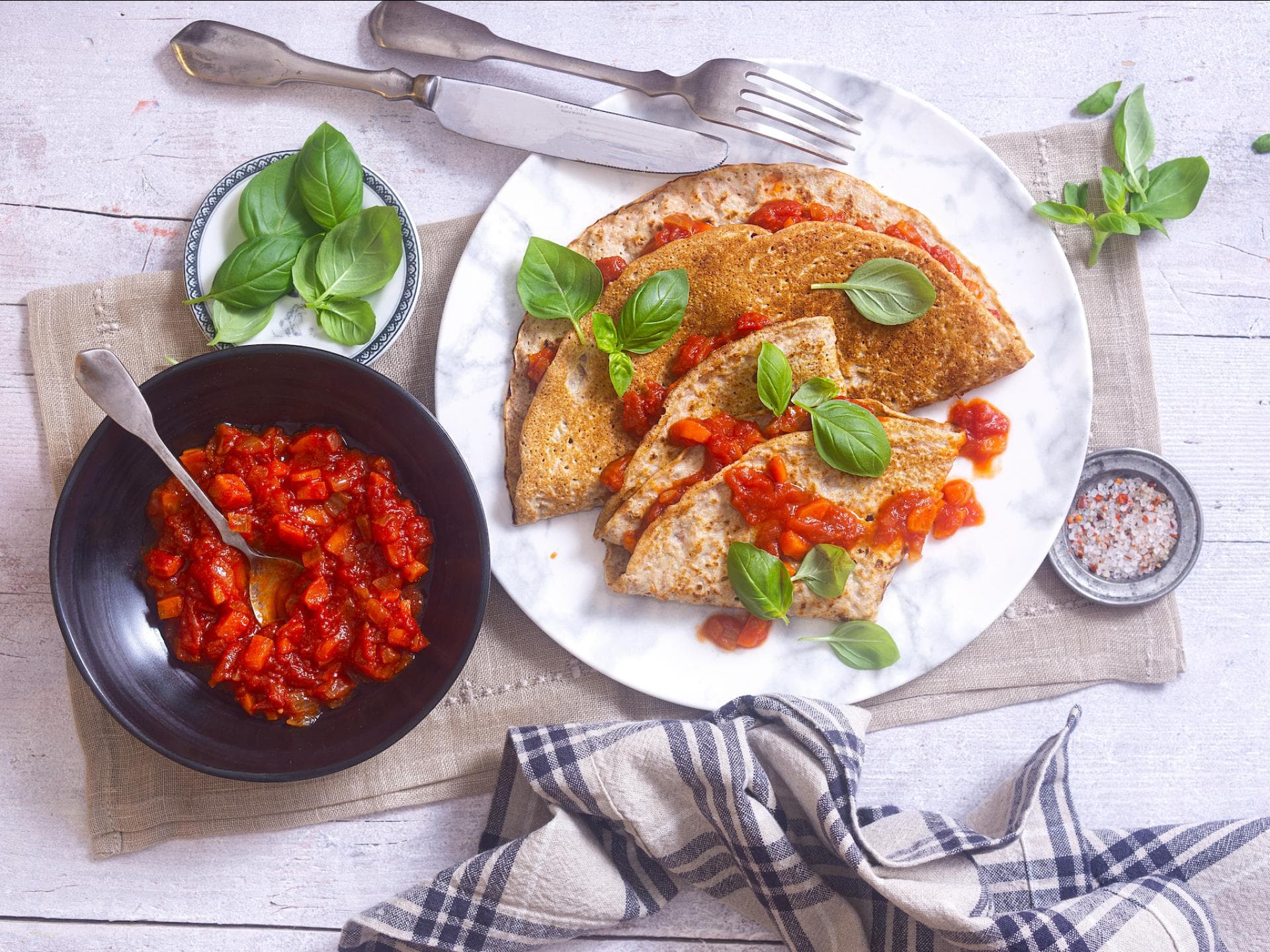 Haferpfannkuchen mit Tomatensauce 