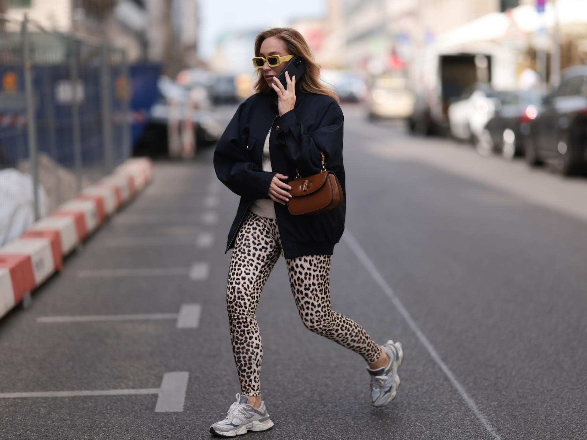 Frau trägt eine Leggings mit Leoprint