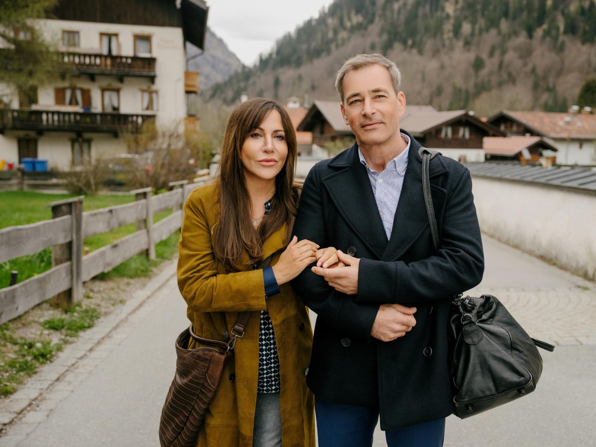 Jan Sosniok und Simone Thomalla in "Frühling - Die verschwundenen Eltern"