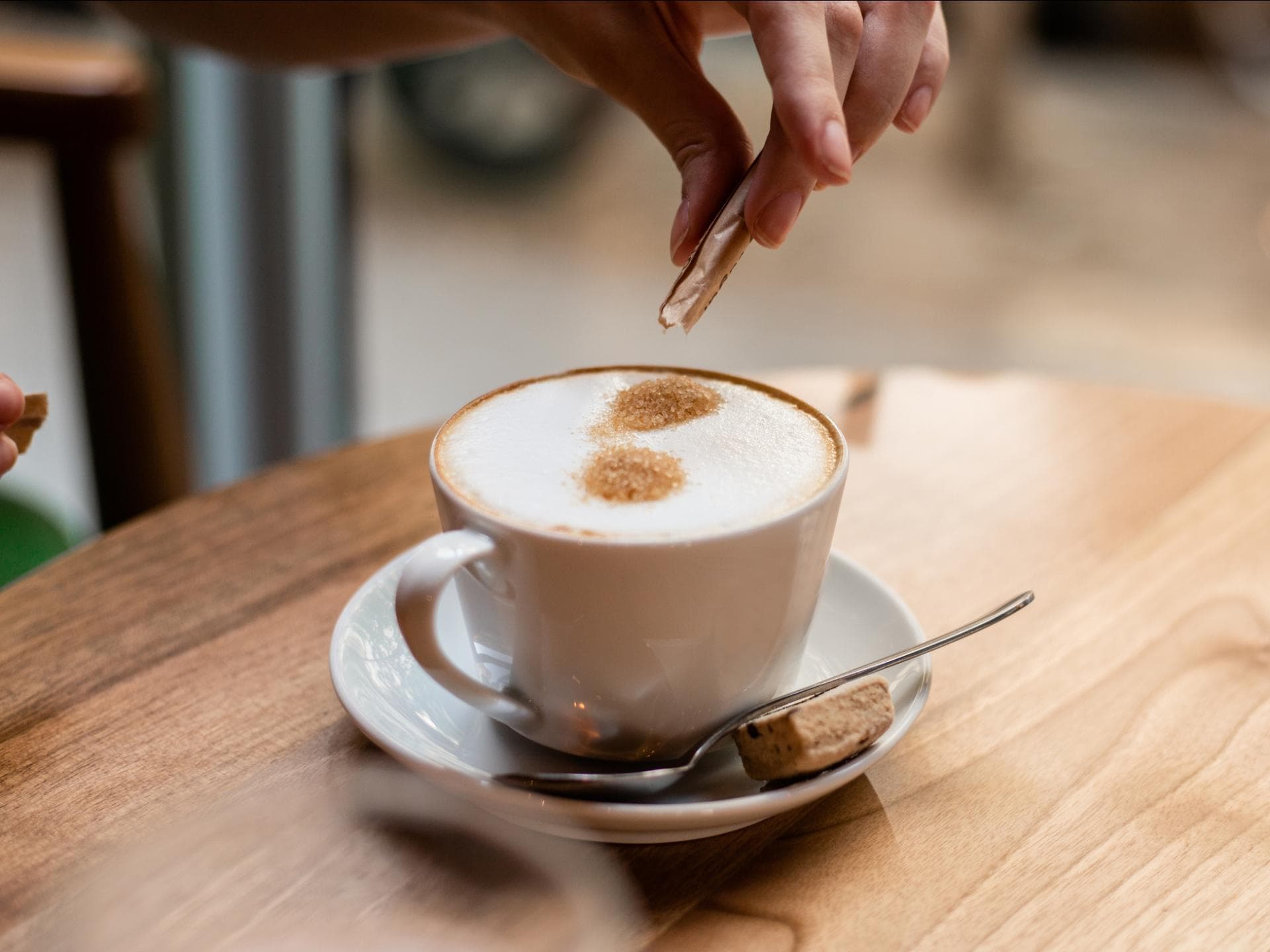 Kaffee können Sie auch ohne Zucker süßen. Kaffeetasse mit Kaffee