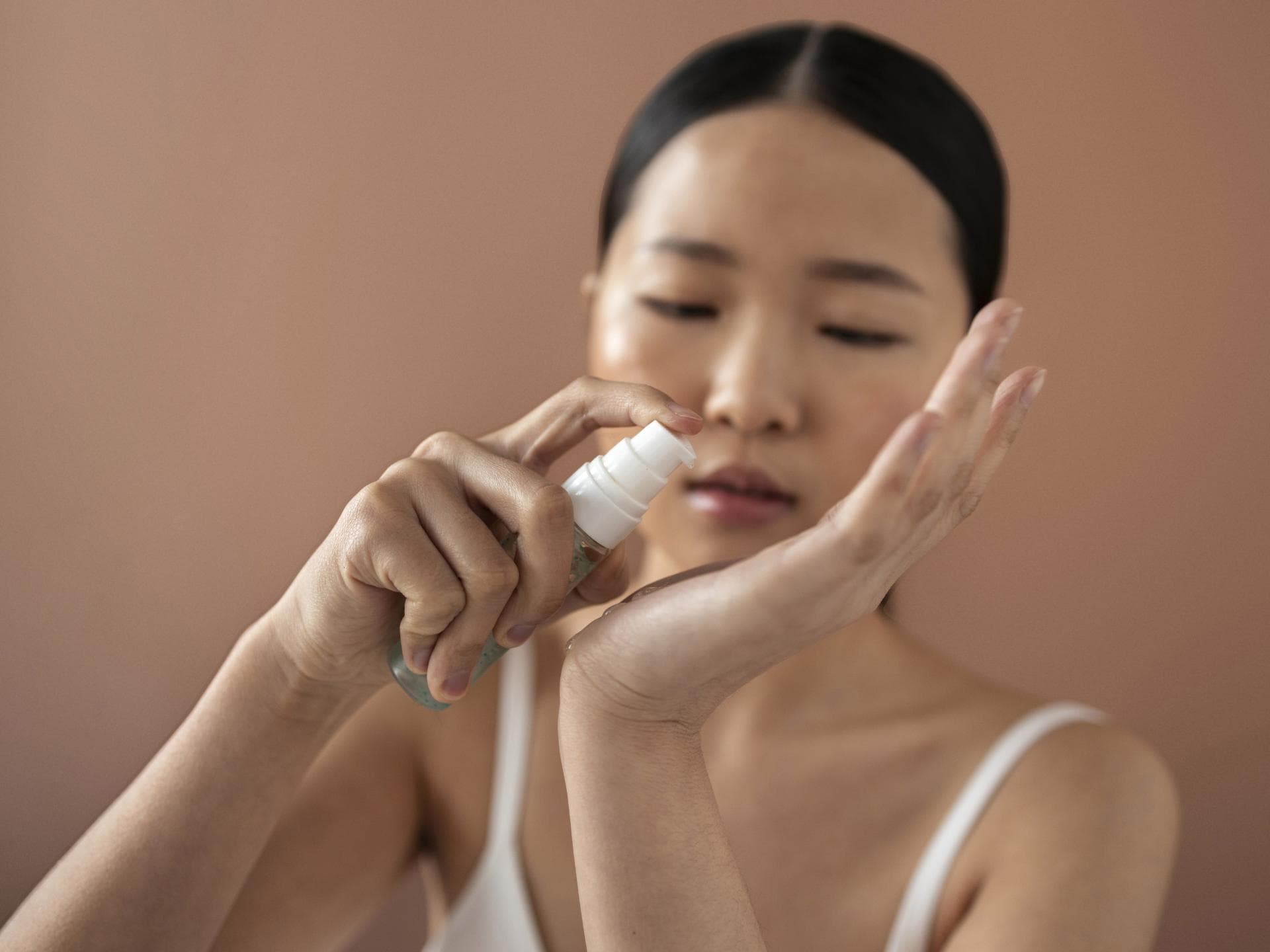 Koreanische Gesichtspflege ist die Nummer eins in der Hautpflege. Asiatische Frau verwendet Serum