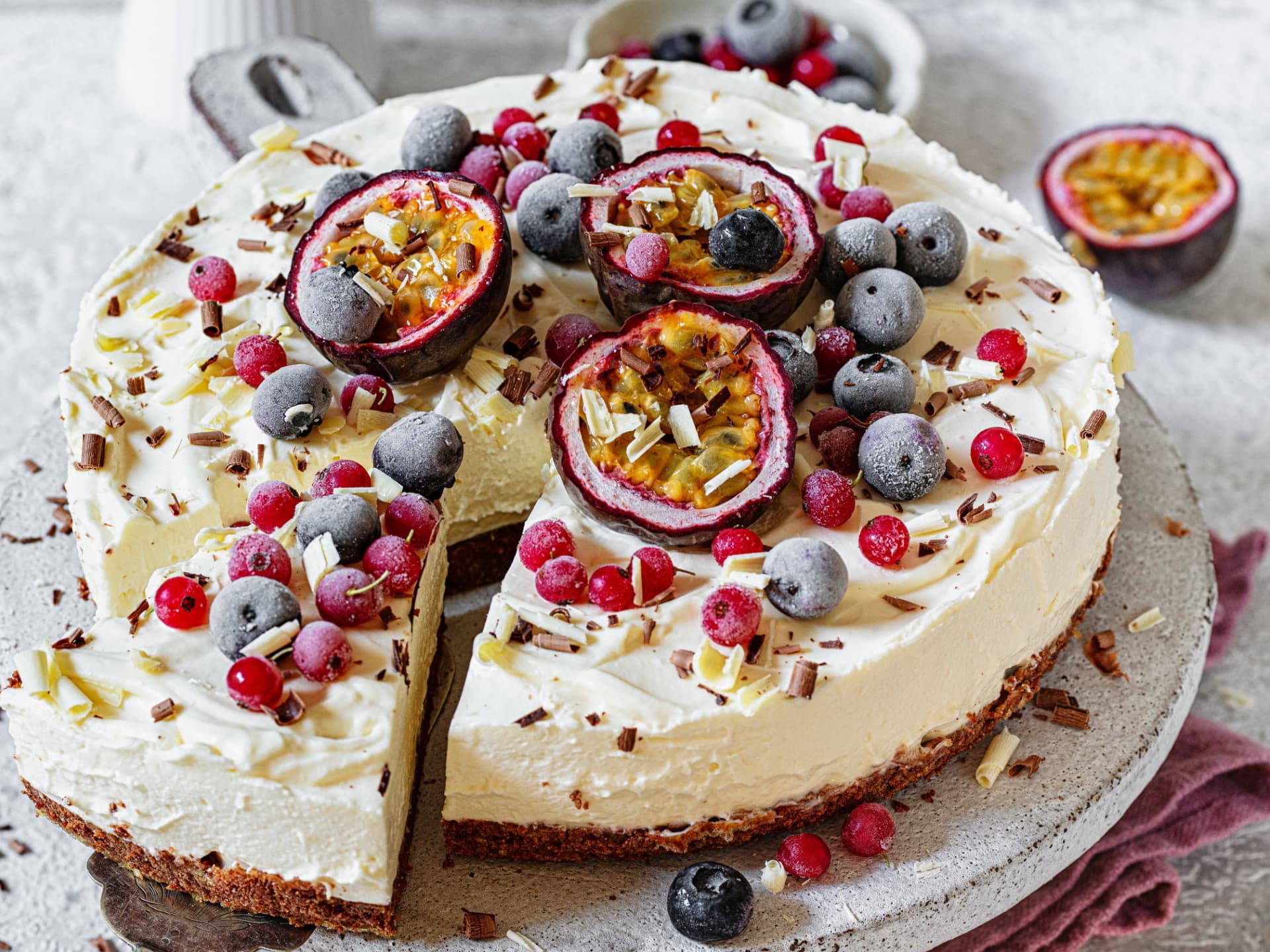 Kuchen ohne Mehl - Weißer Käsekuchen mit Schokolade, Maracuja und Beeren