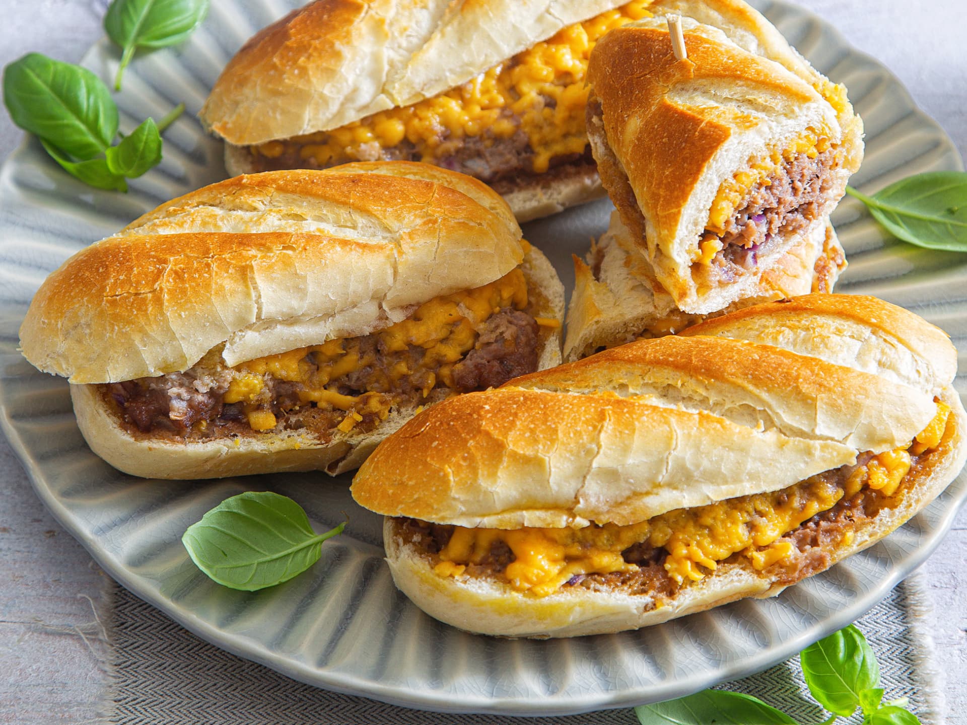 Gefüllte Baguettes mit Hackfleisch und Käse
