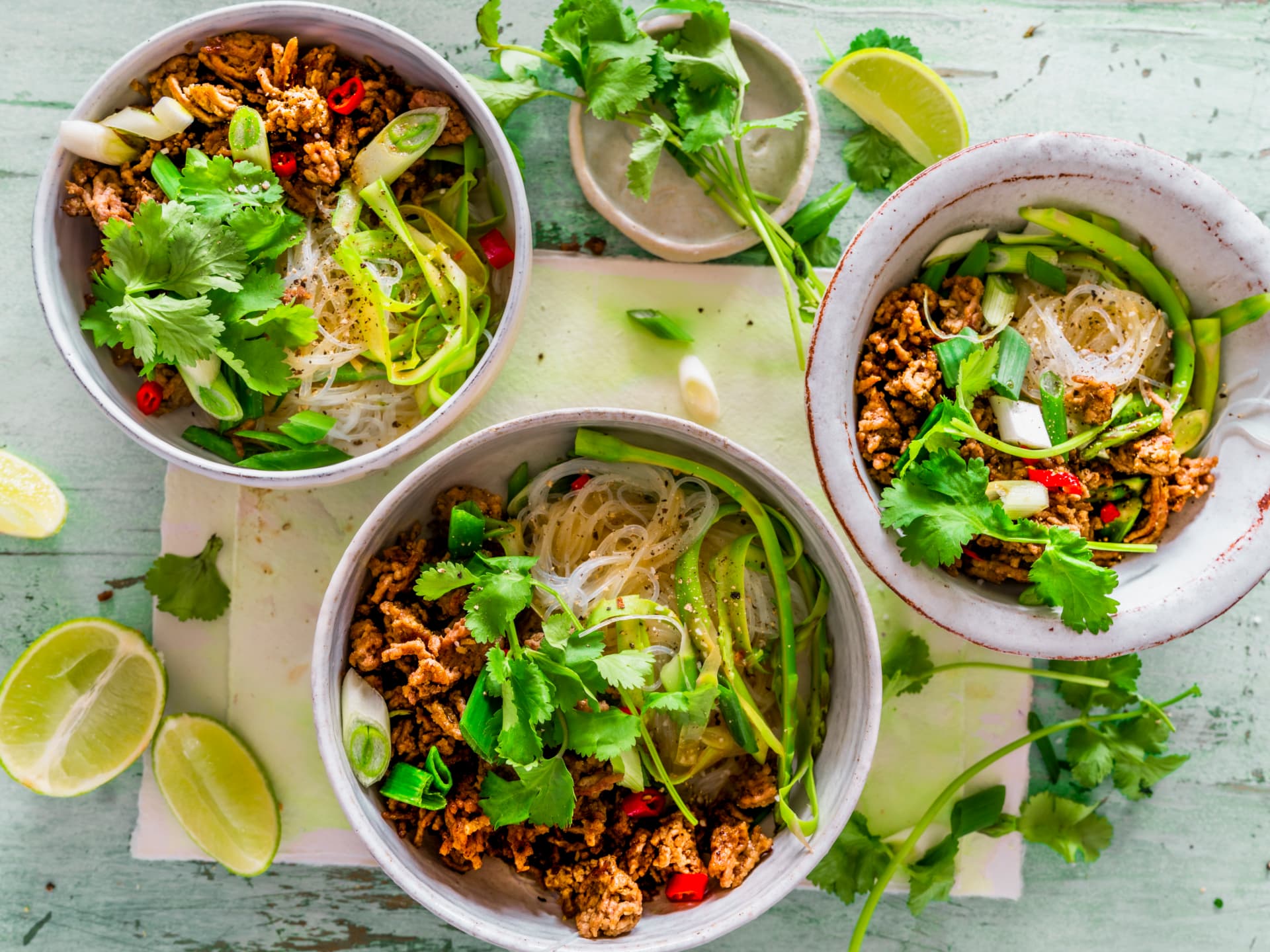 Schneller Nudelsalat mit Glasnudeln und Hackfleisch
