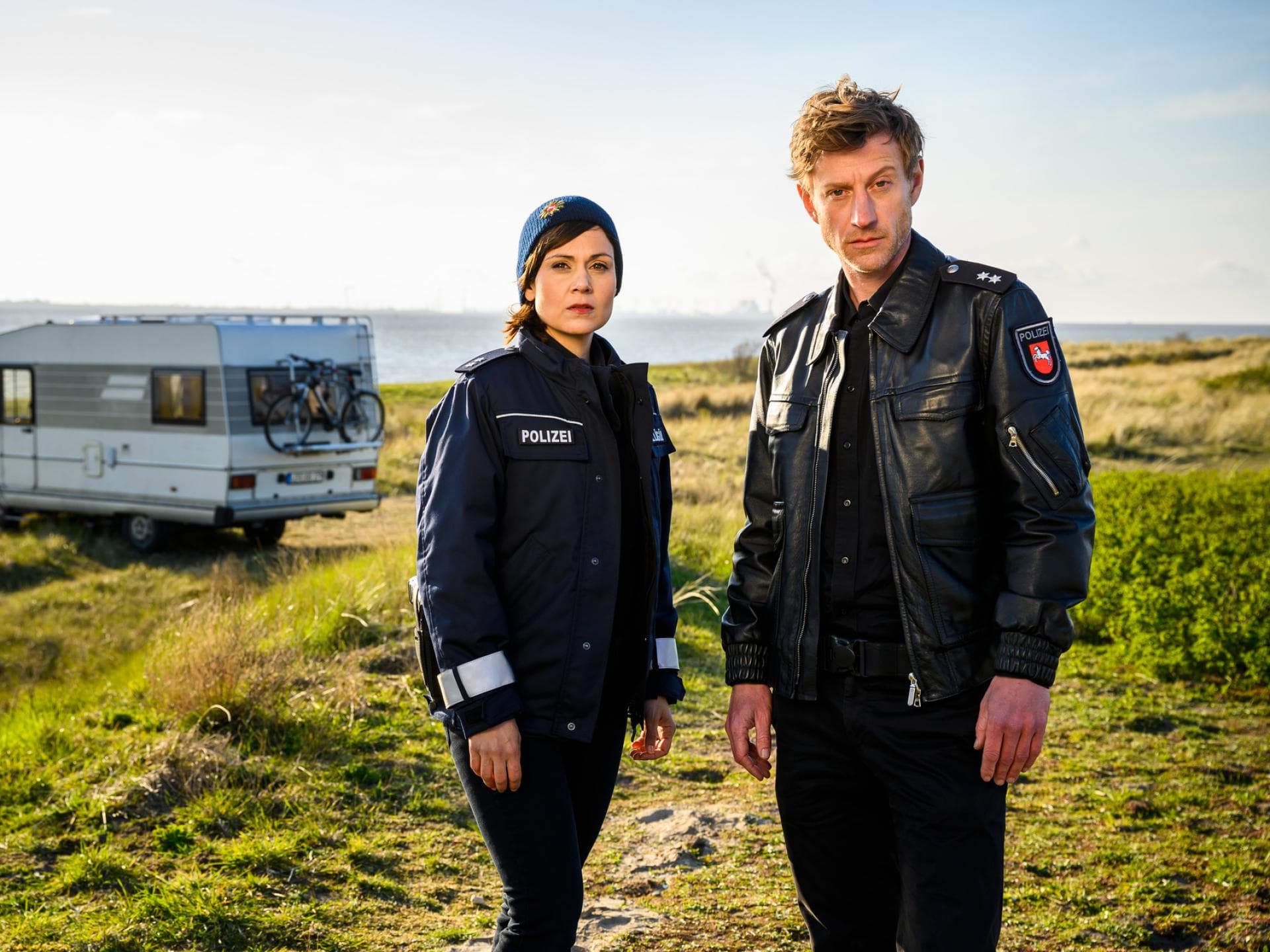 "Friesland - Unter der Oberfläche": Süher Özlügül (Sophie Dal) und Henk Cassens (Maxim Mehmet) stehen in den Dünen.