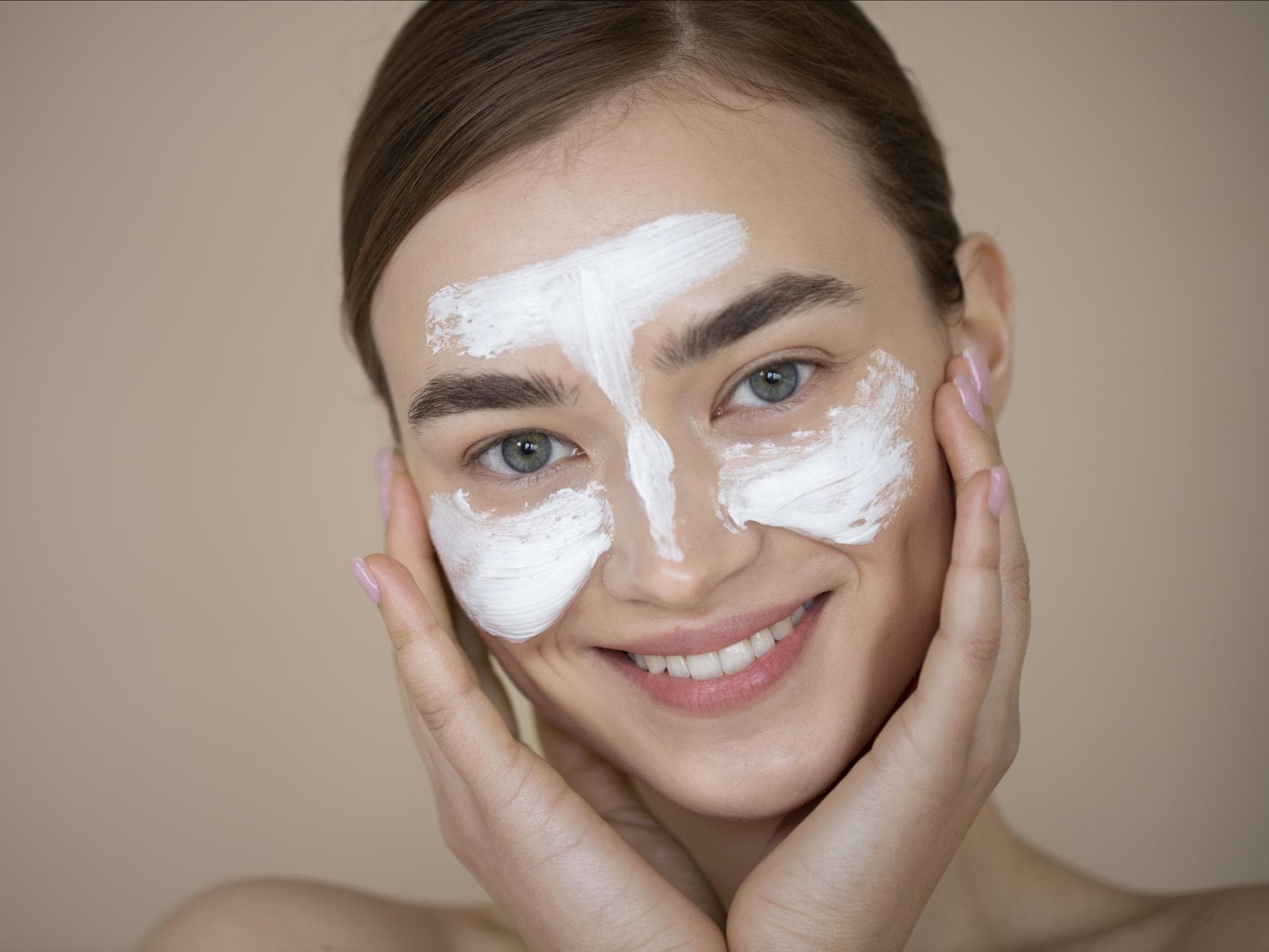 Frau mit Gesichtsmaske