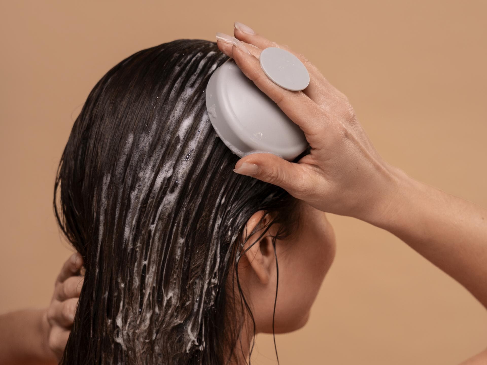 Frau trägt Conditioner auf